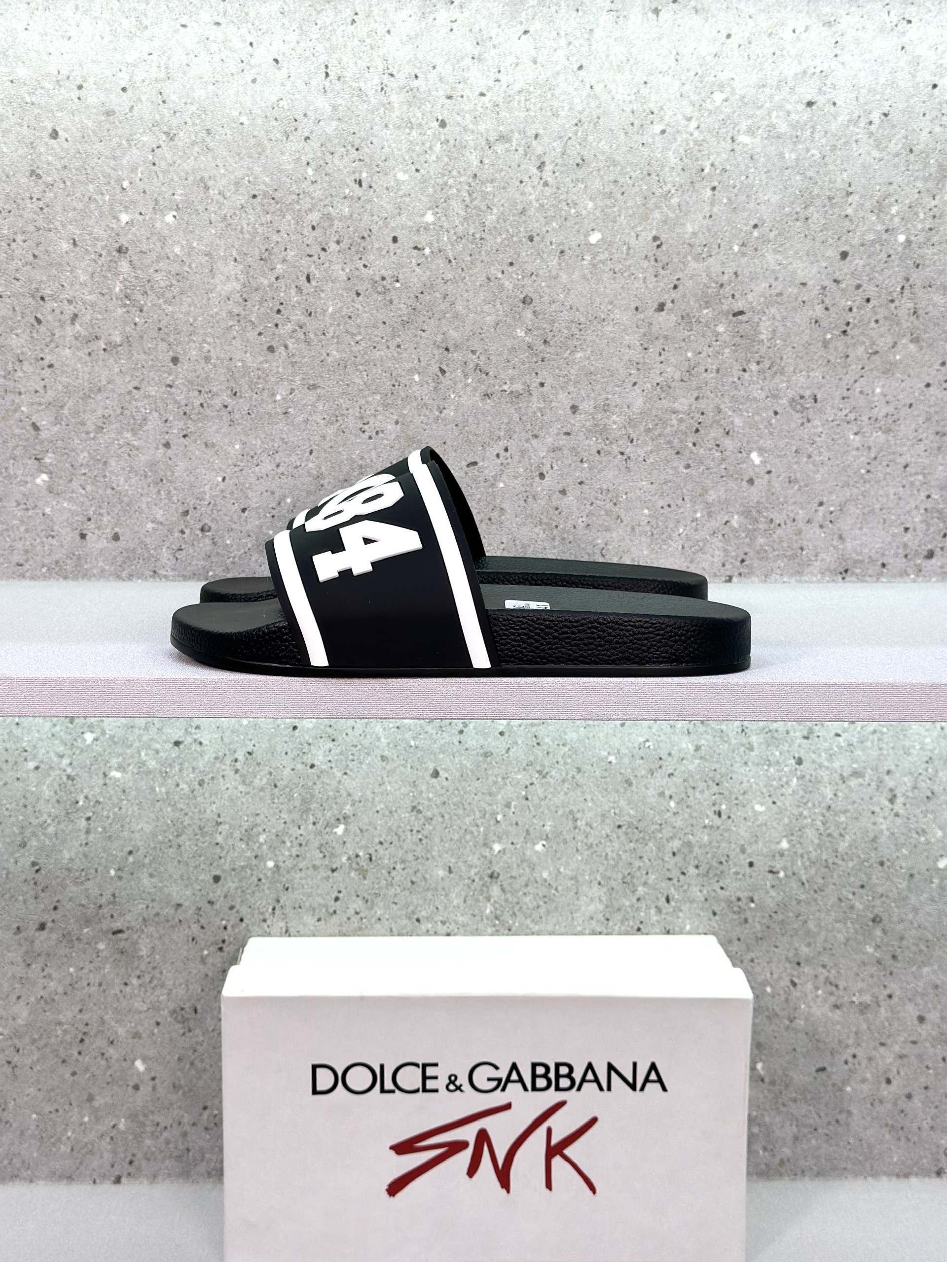 Dép lê quai ngang Dolce Gabbana DG Đen logo DG 1984 Trắng nổi Like Auth on web fullbox bill thẻ VTN
