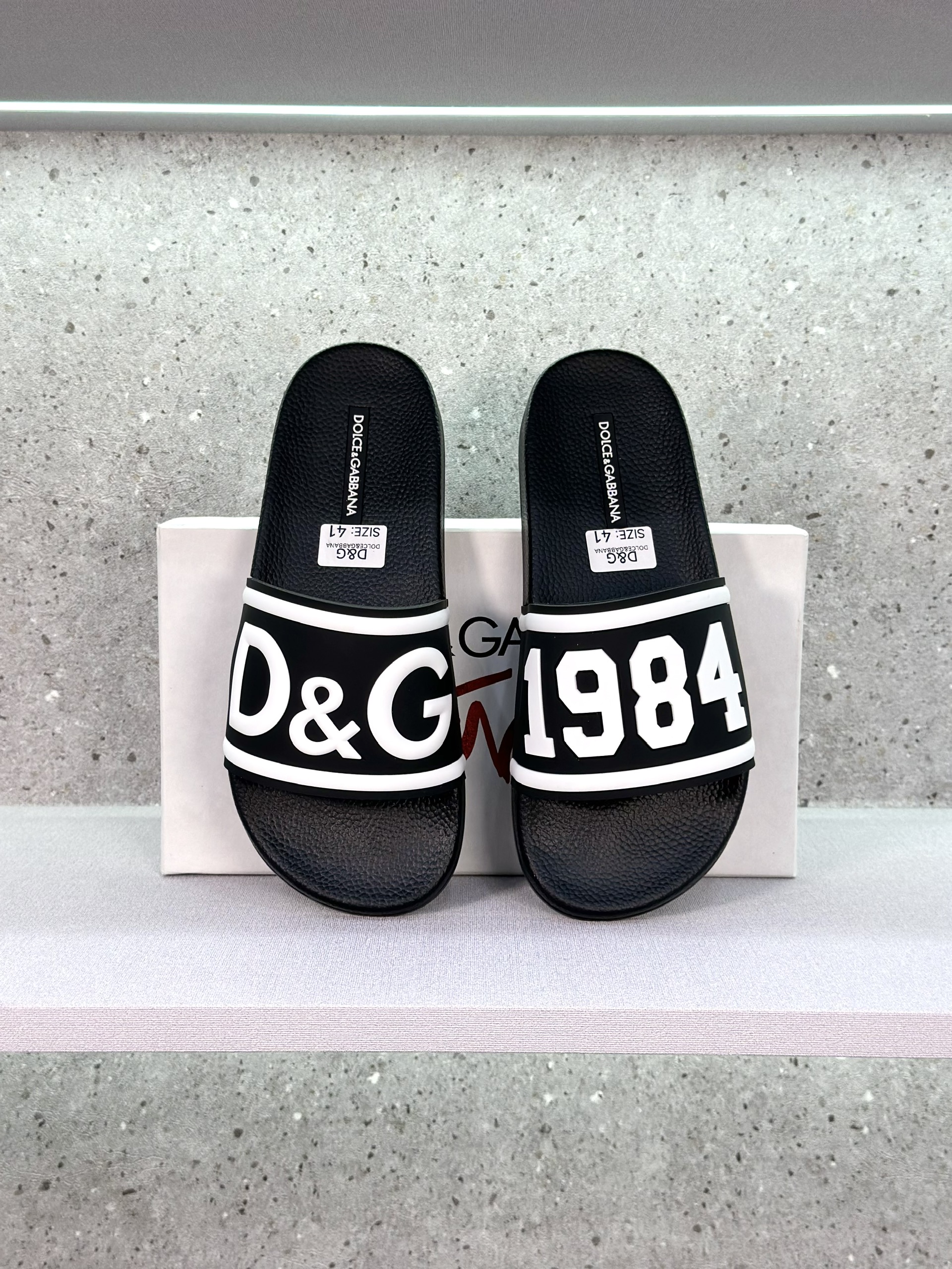 Dép lê quai ngang Dolce Gabbana DG Đen logo DG 1984 Trắng nổi Like Auth on web fullbox bill thẻ VTN