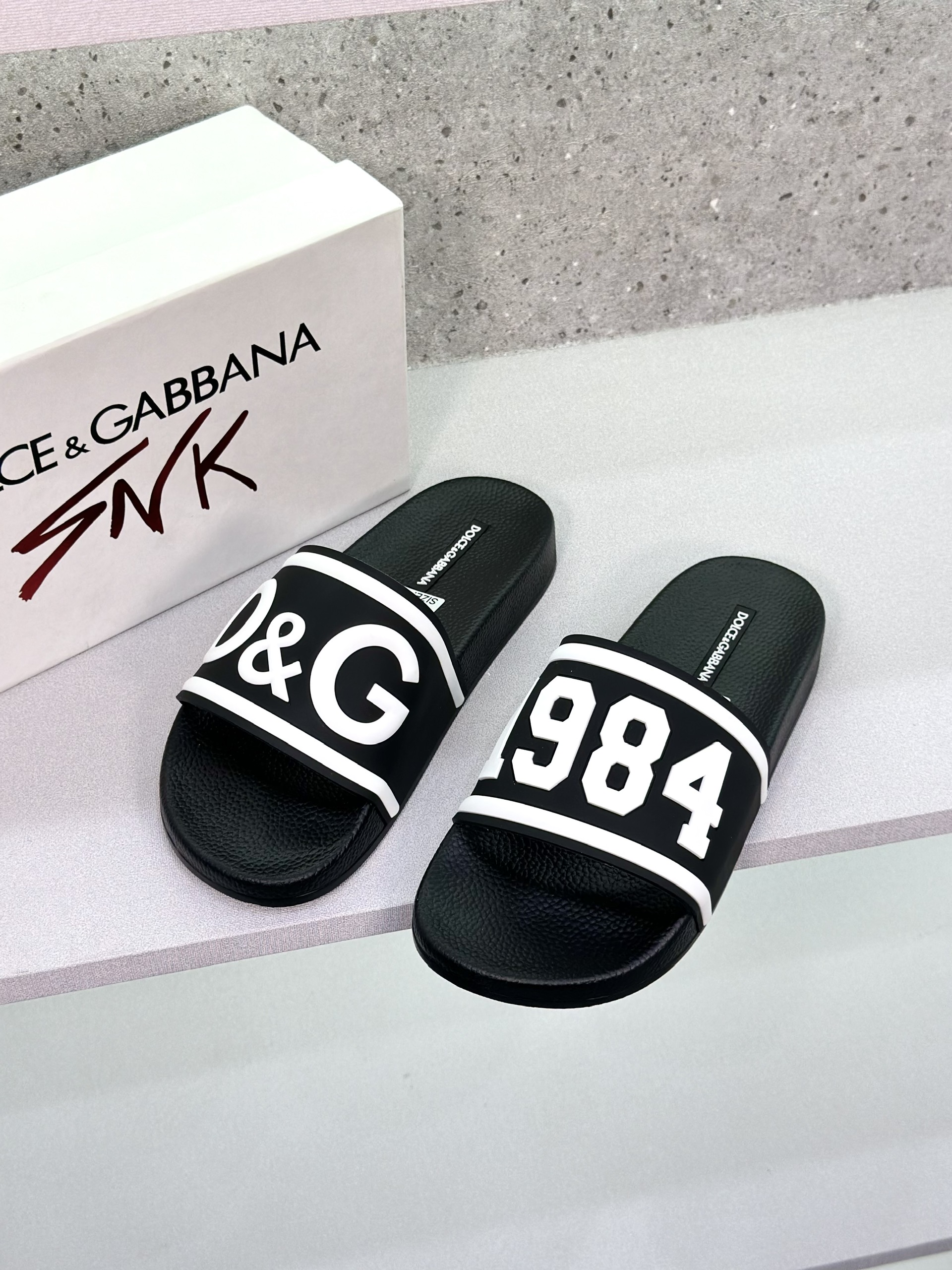 Dép lê quai ngang Dolce Gabbana DG Đen logo DG 1984 Trắng nổi Like Auth on web fullbox bill thẻ VTN
