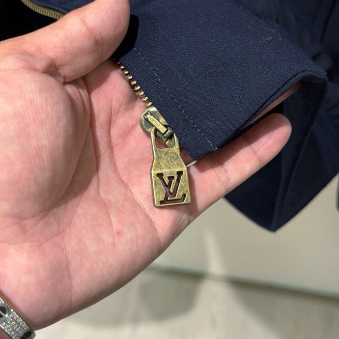 3 Áo khoác Louis Vuitton LV 7612 Xanh Than logo dập nổi ngực khóa Vàng Like Auth S-L VTN