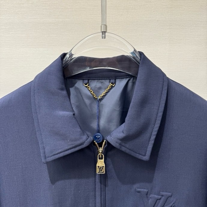 3 Áo khoác Louis Vuitton LV 7612 Xanh Than logo dập nổi ngực khóa Vàng Like Auth S-L VTN