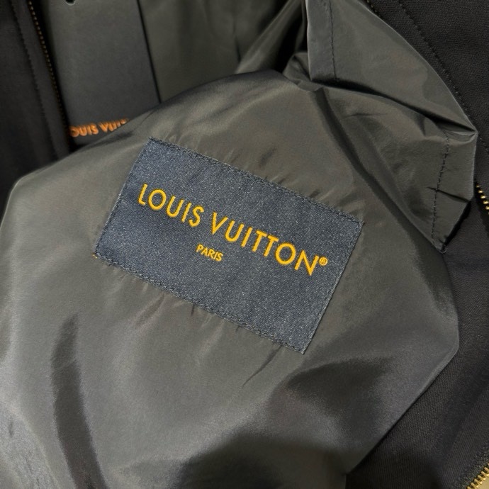 3 Áo khoác Louis Vuitton LV 7612 Xanh Than logo dập nổi ngực khóa Vàng Like Auth S-L VTN