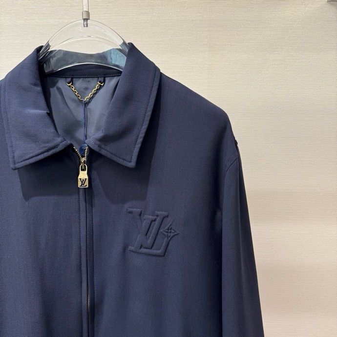 3 Áo khoác Louis Vuitton LV 7612 Xanh Than logo dập nổi ngực khóa Vàng Like Auth S-L VTN
