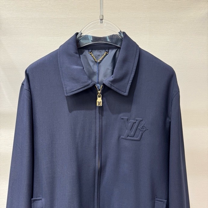 3 Áo khoác Louis Vuitton LV 7612 Xanh Than logo dập nổi ngực khóa Vàng Like Auth S-L VTN