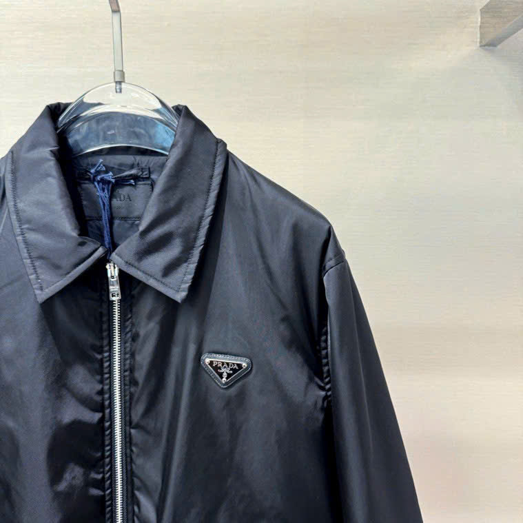Áo khoác Prada cổ bẻ túi bụng logo ngực Like Auth S-L VTN