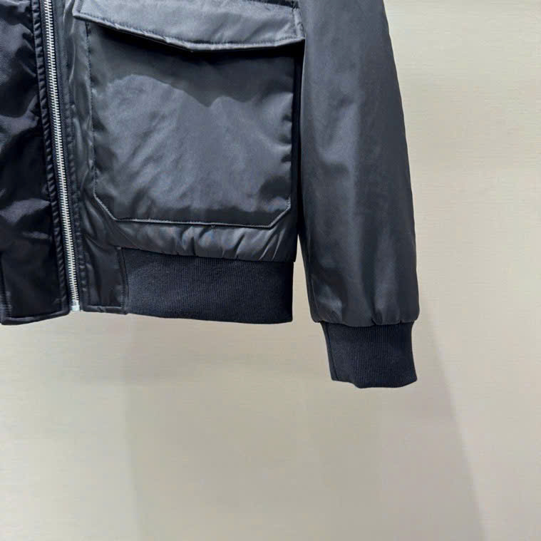 Áo khoác Prada cổ bẻ túi bụng logo ngực Like Auth S-L VTN