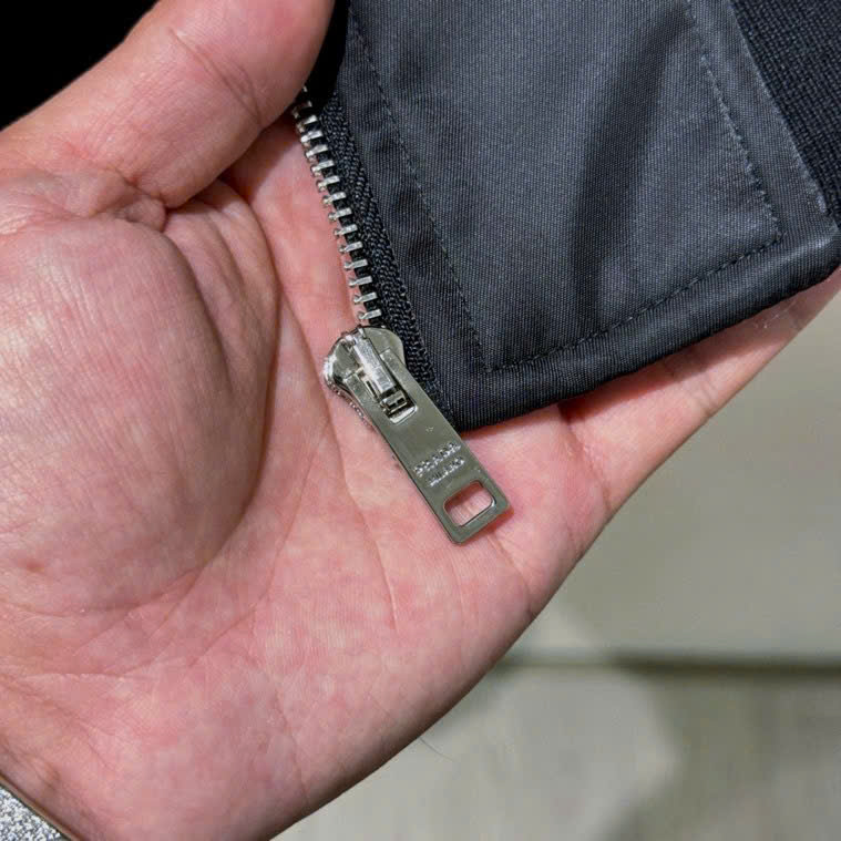 Áo khoác Prada cổ bẻ túi bụng logo ngực Like Auth S-L VTN