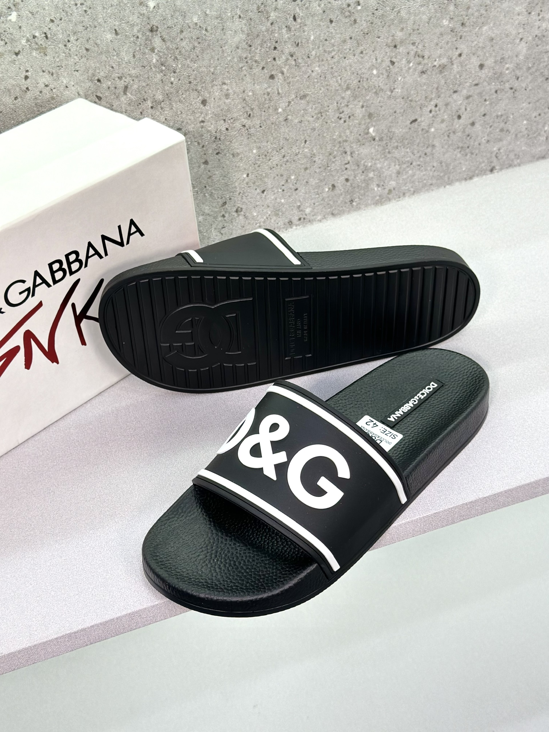 Dép lê quai ngang Dolce Gabbana DG Đen logo I trái tim DG Trắng nổi Like Auth on web fullbox bill thẻ VTN
