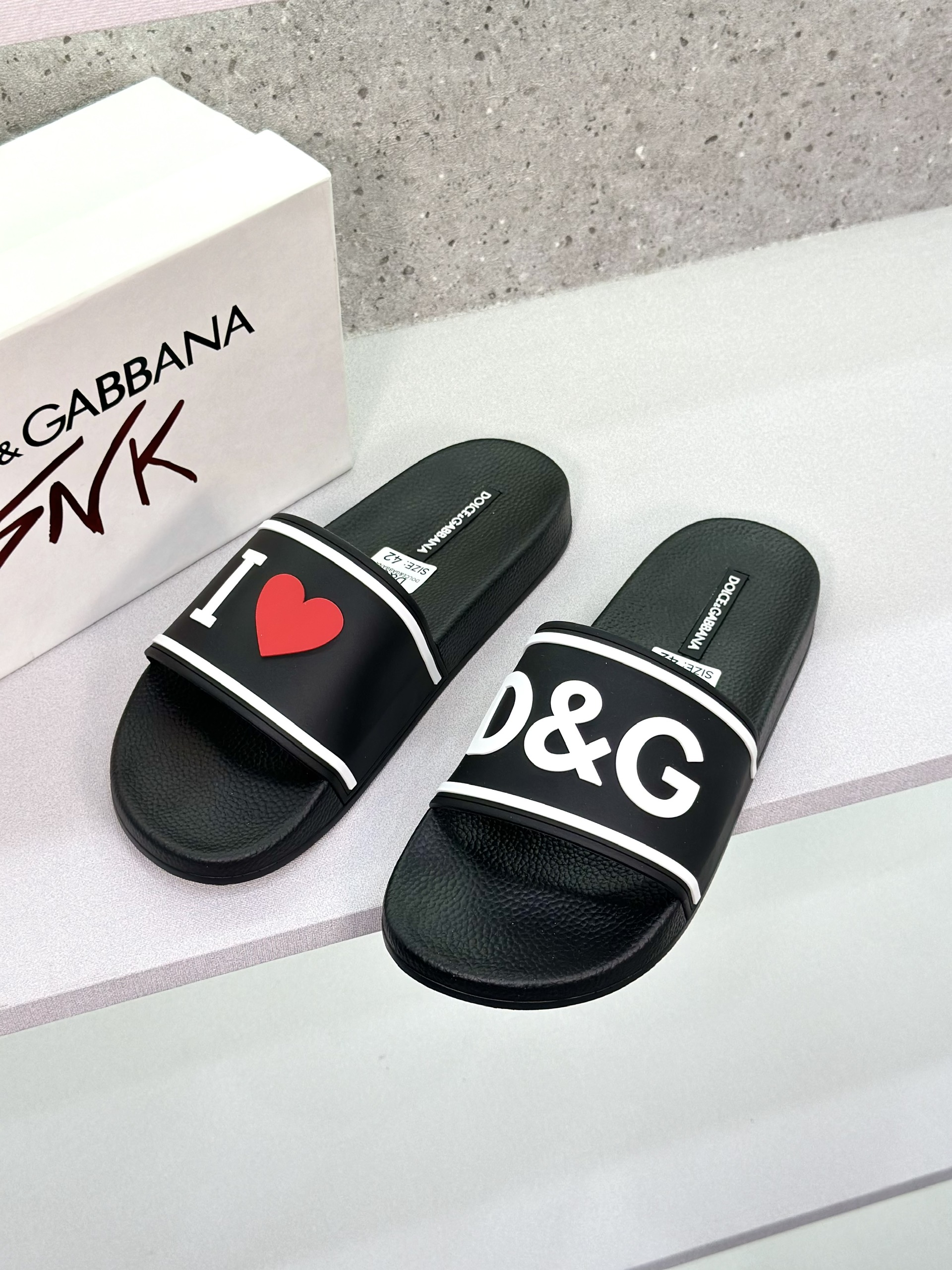 Dép lê quai ngang Dolce Gabbana DG Đen logo I trái tim DG Trắng nổi Like Auth on web fullbox bill thẻ VTN