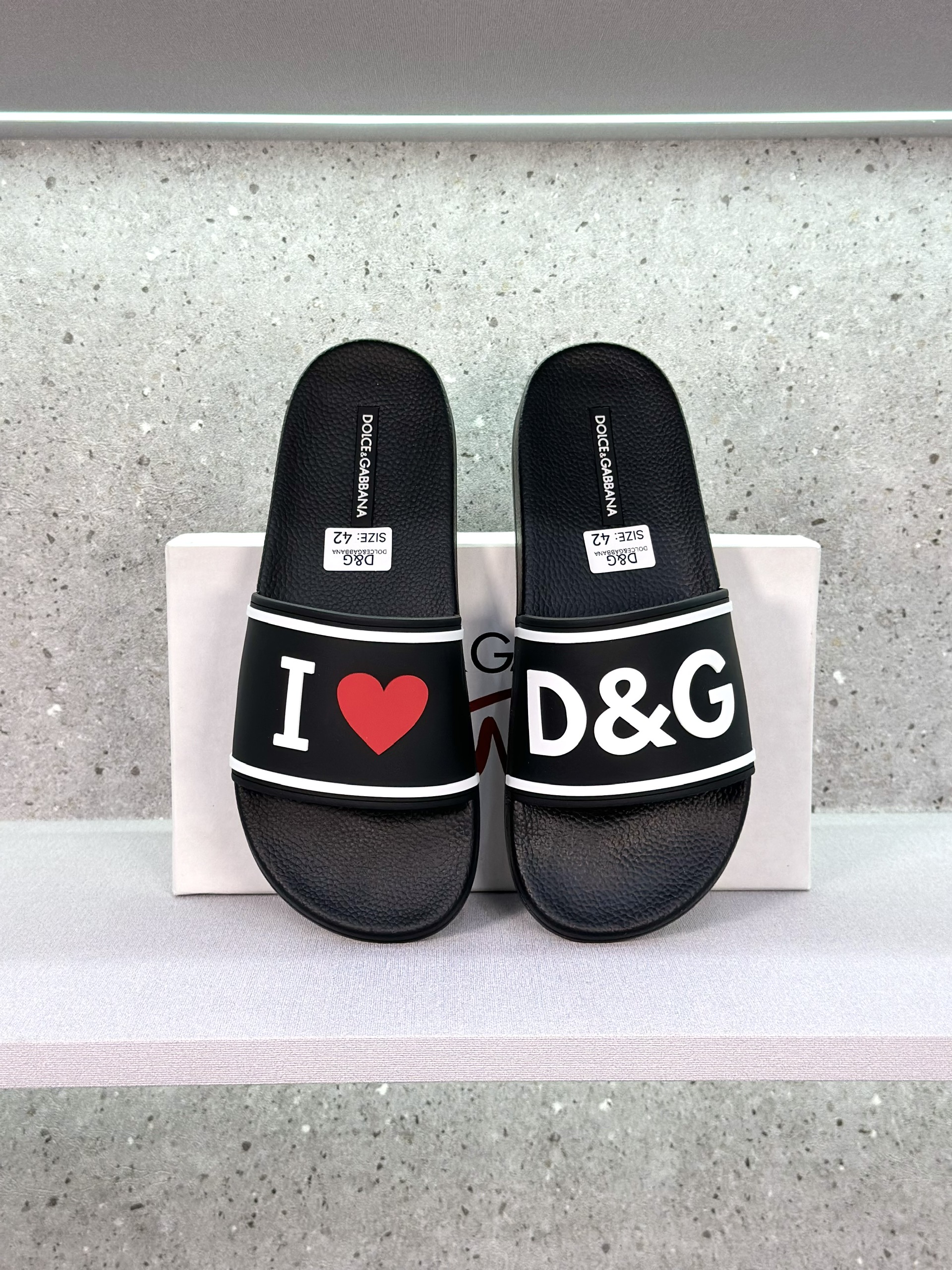 Dép lê quai ngang Dolce Gabbana DG Đen logo I trái tim DG Trắng nổi Like Auth on web fullbox bill thẻ VTN