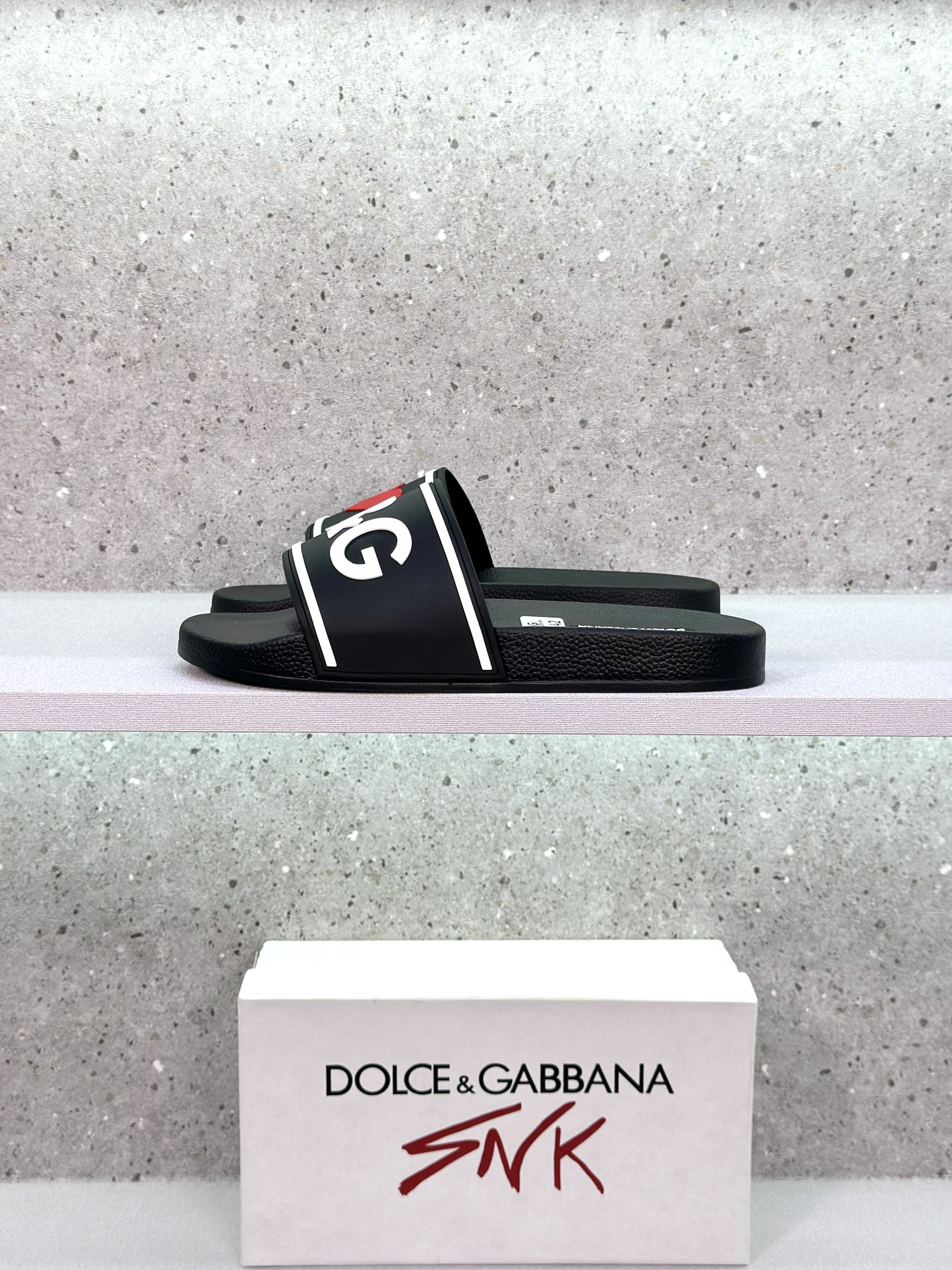 Dép lê quai ngang Dolce Gabbana DG Đen logo I trái tim DG Trắng nổi Like Auth on web fullbox bill thẻ VTN