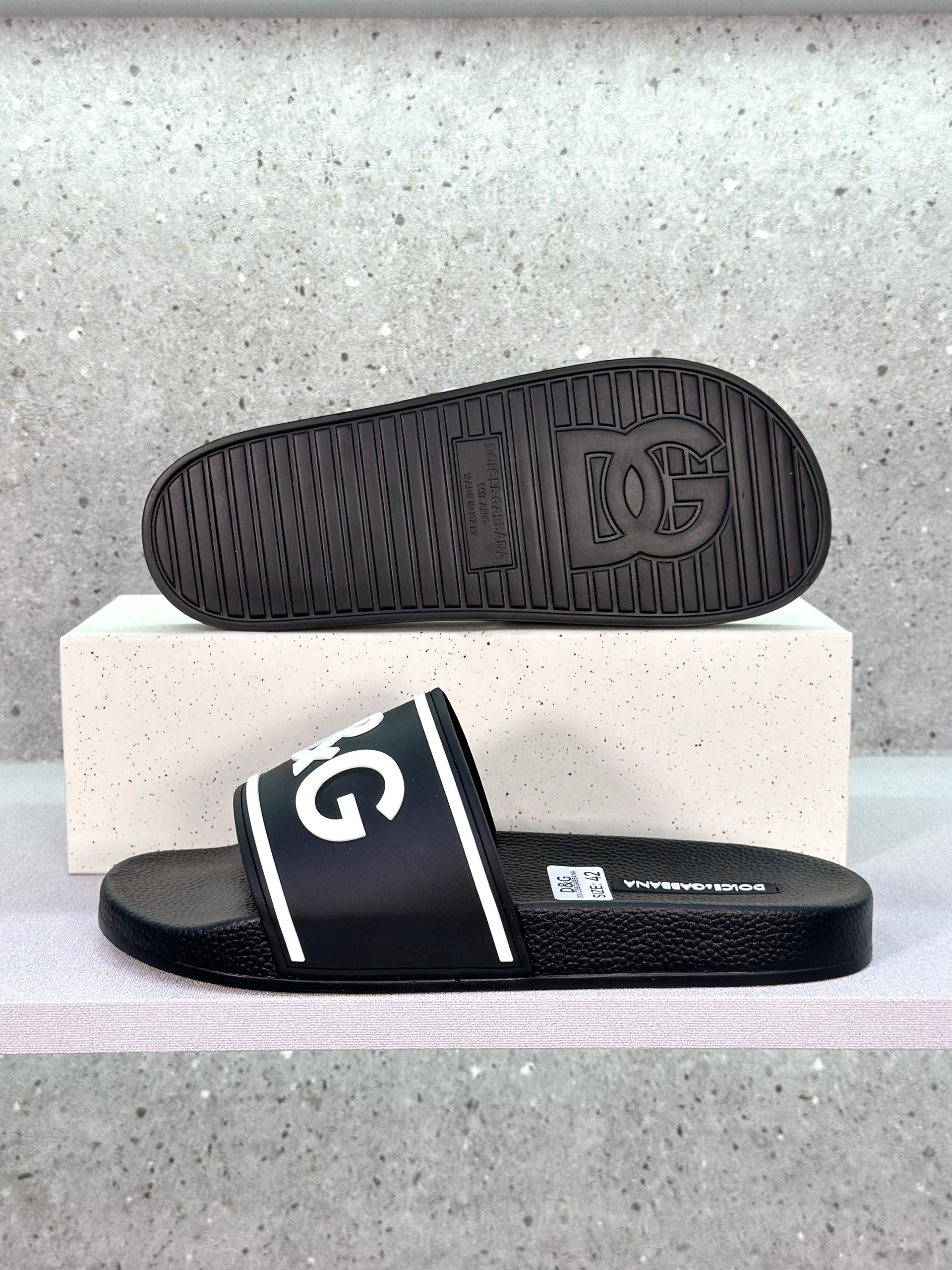 Dép lê quai ngang Dolce Gabbana DG Đen logo I trái tim DG Trắng nổi Like Auth on web fullbox bill thẻ VTN