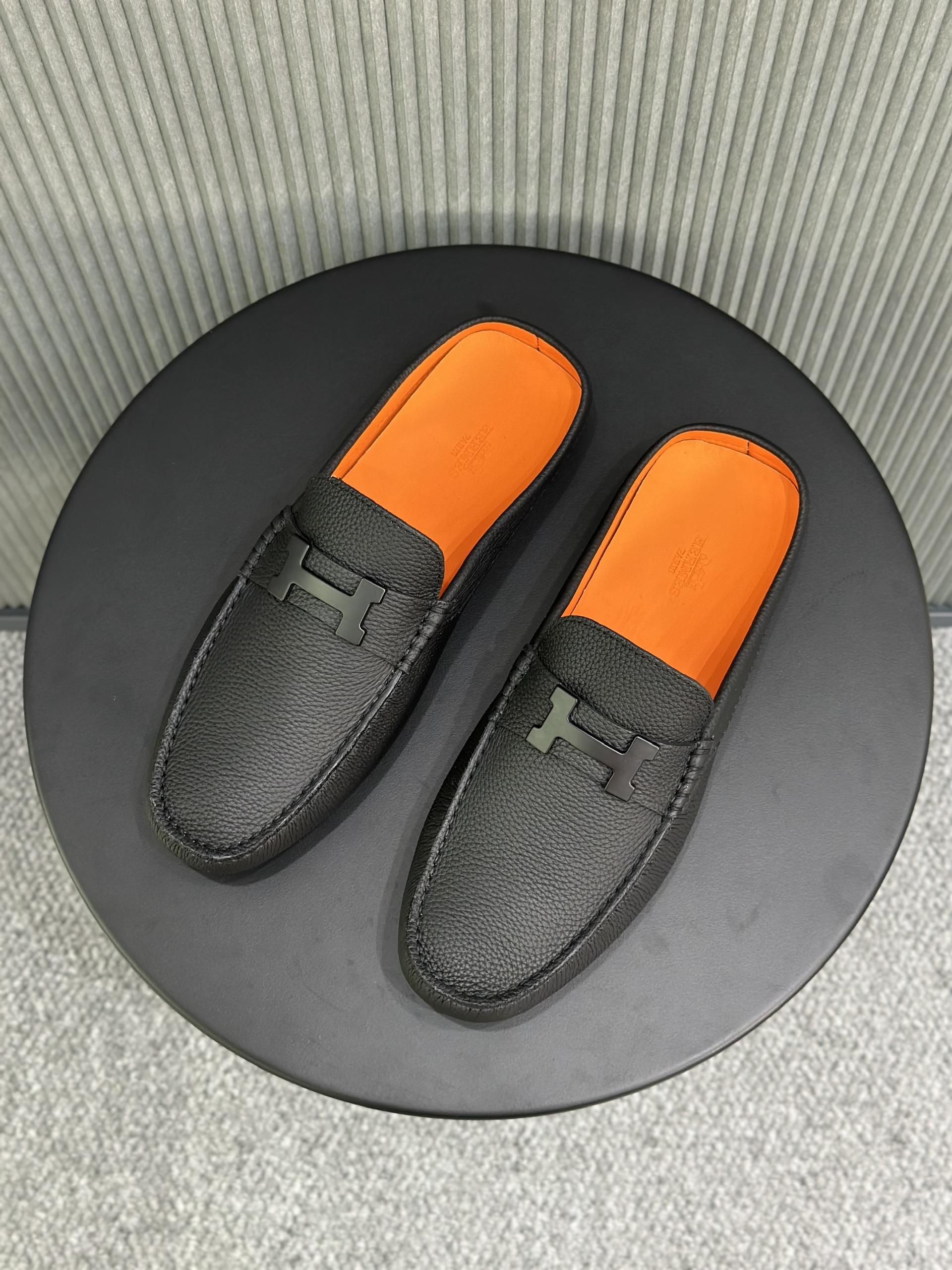 Giày sục Hermes HM Đen sần logo chữ H Like Auth 38-43 VTN
