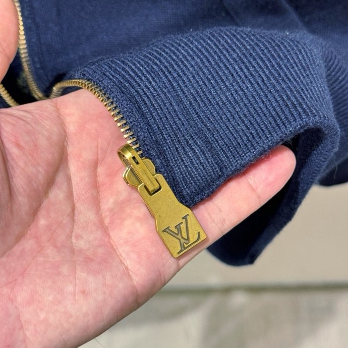 Áo khoác Hoodie khóa Louis Vuitton LV 1273 2 mặt túi bụng Like Auth S-L VTN