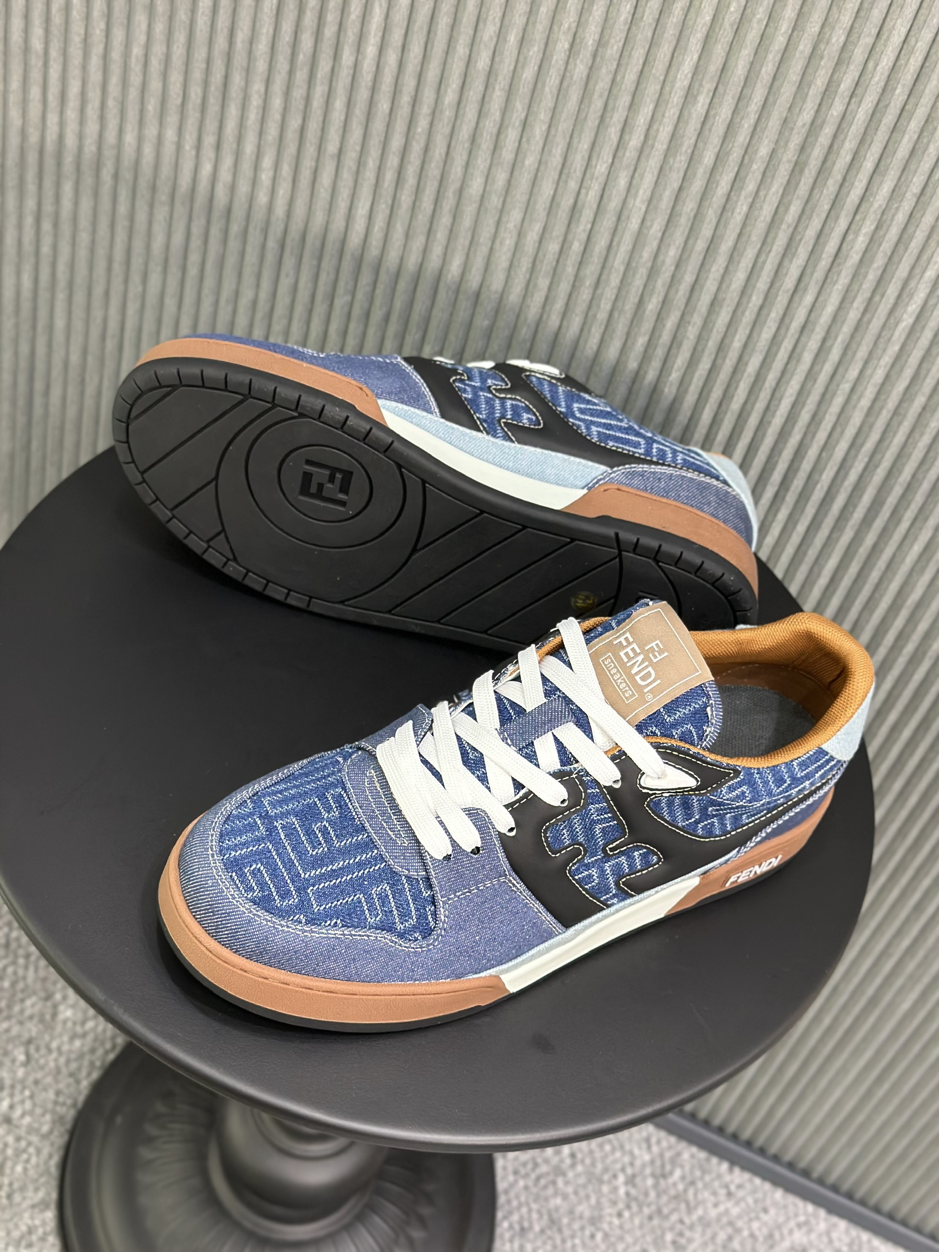 Giày sneaker Fendi Vải Xanh viền đế Nâu Like Auth 38-43 VTN