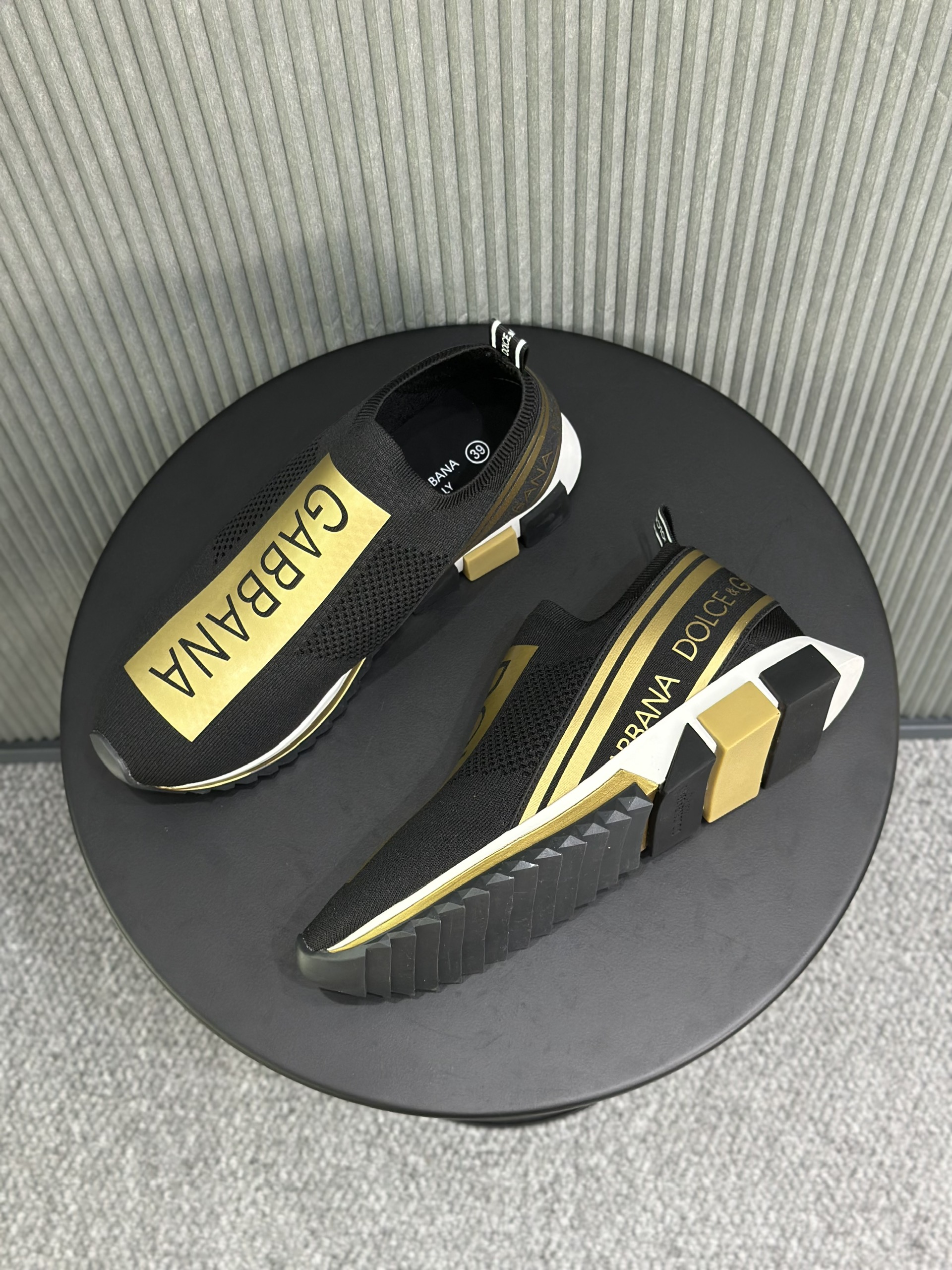 Giày slipon Dolce Gabbana DG Đen logo tag vàng cổ chun Like Auth 38-43 VTN