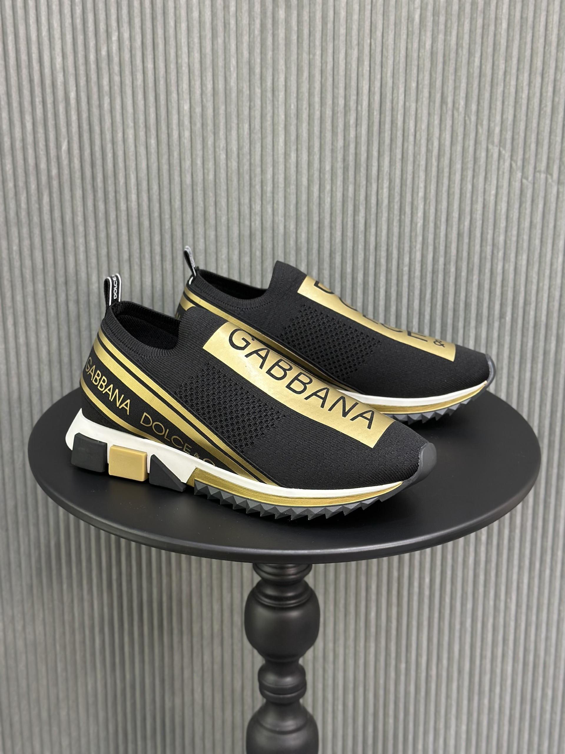 Giày slipon Dolce Gabbana DG Đen logo tag vàng cổ chun Like Auth 38-43 VTN