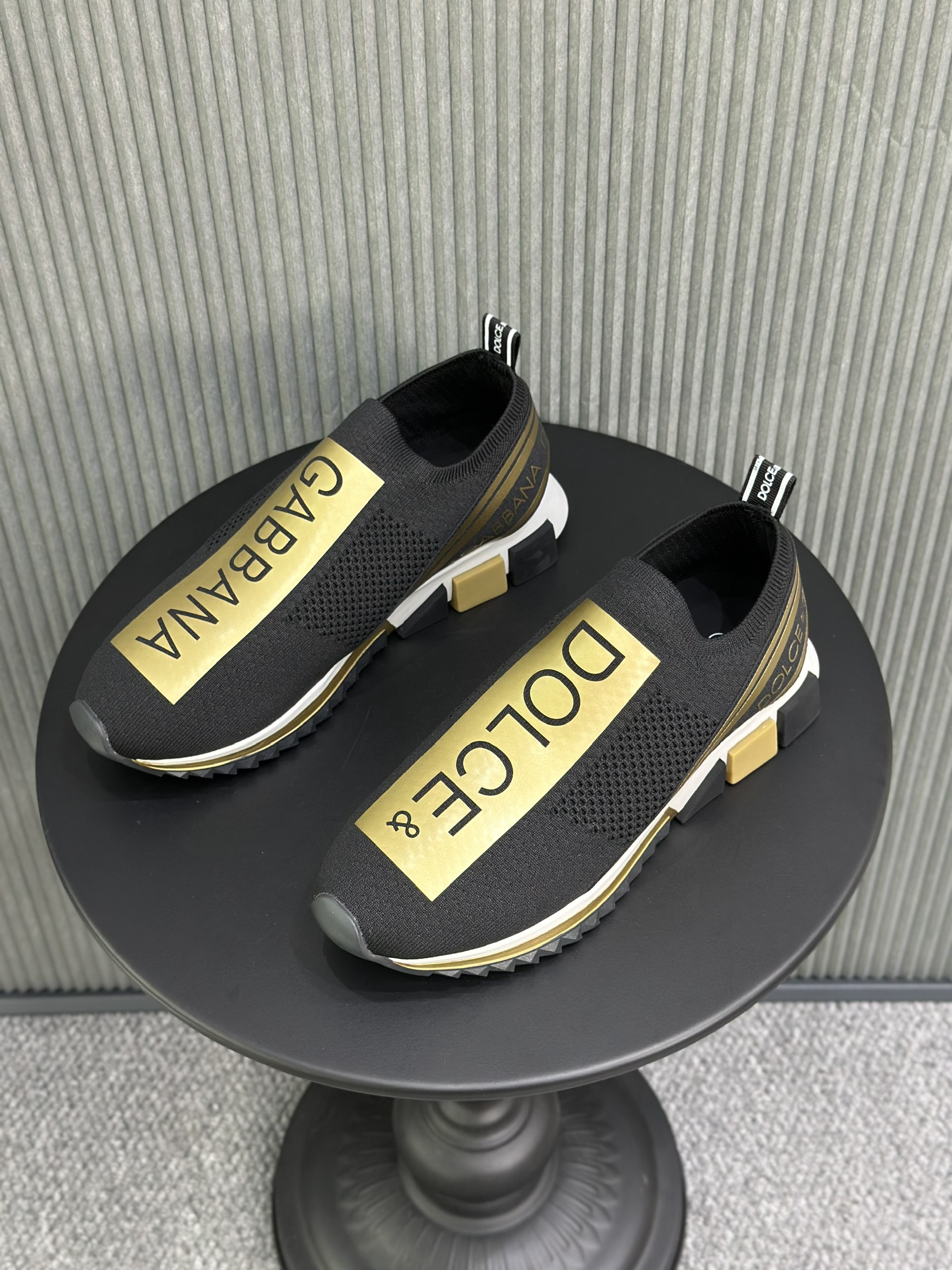 Giày slipon Dolce Gabbana DG Đen logo tag vàng cổ chun Like Auth 38-43 VTN