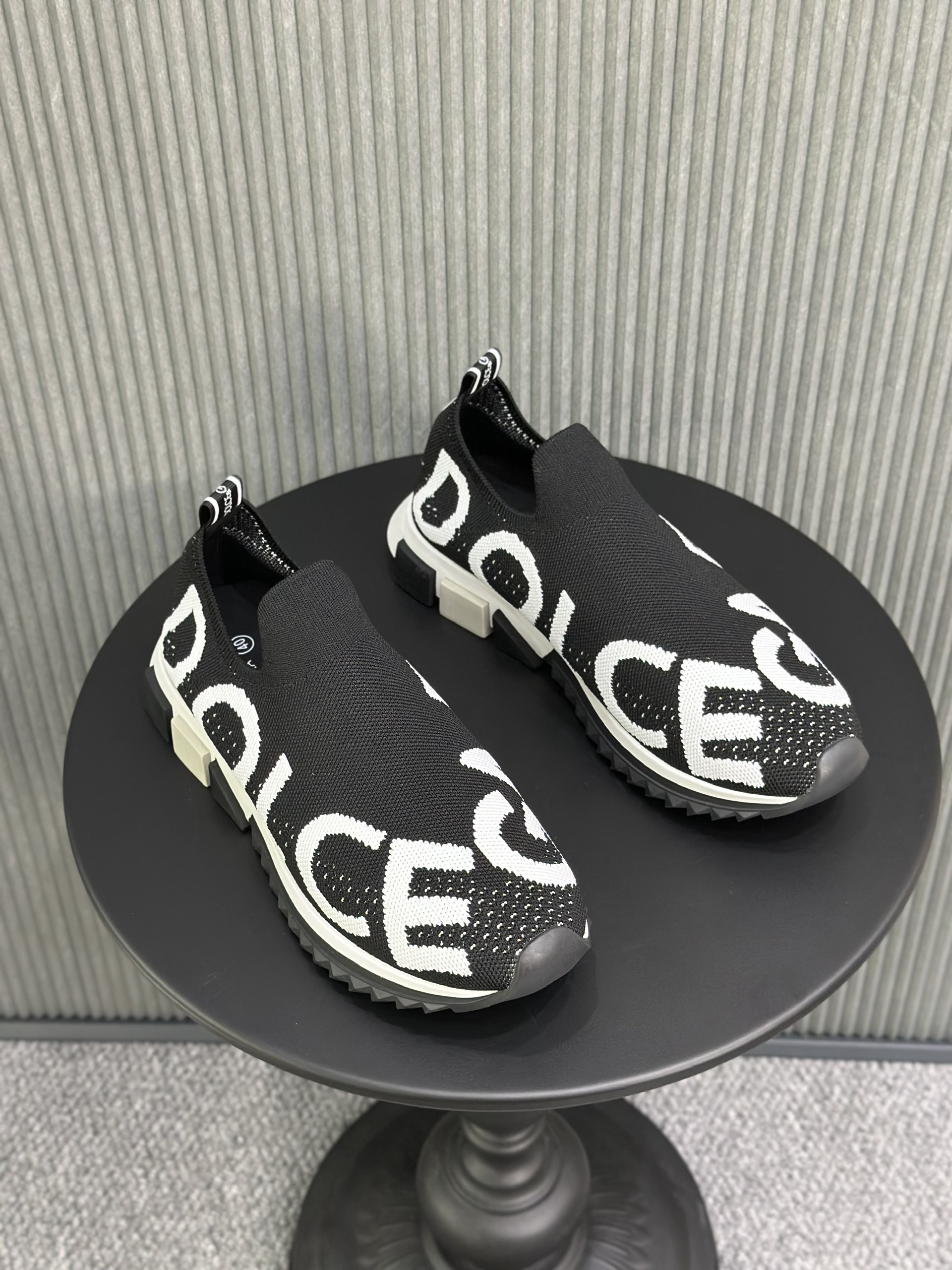 Giày slipon Dolce Gabbana DG Đen chữ Trắng cổ chun Like Auth 38-43 VTN