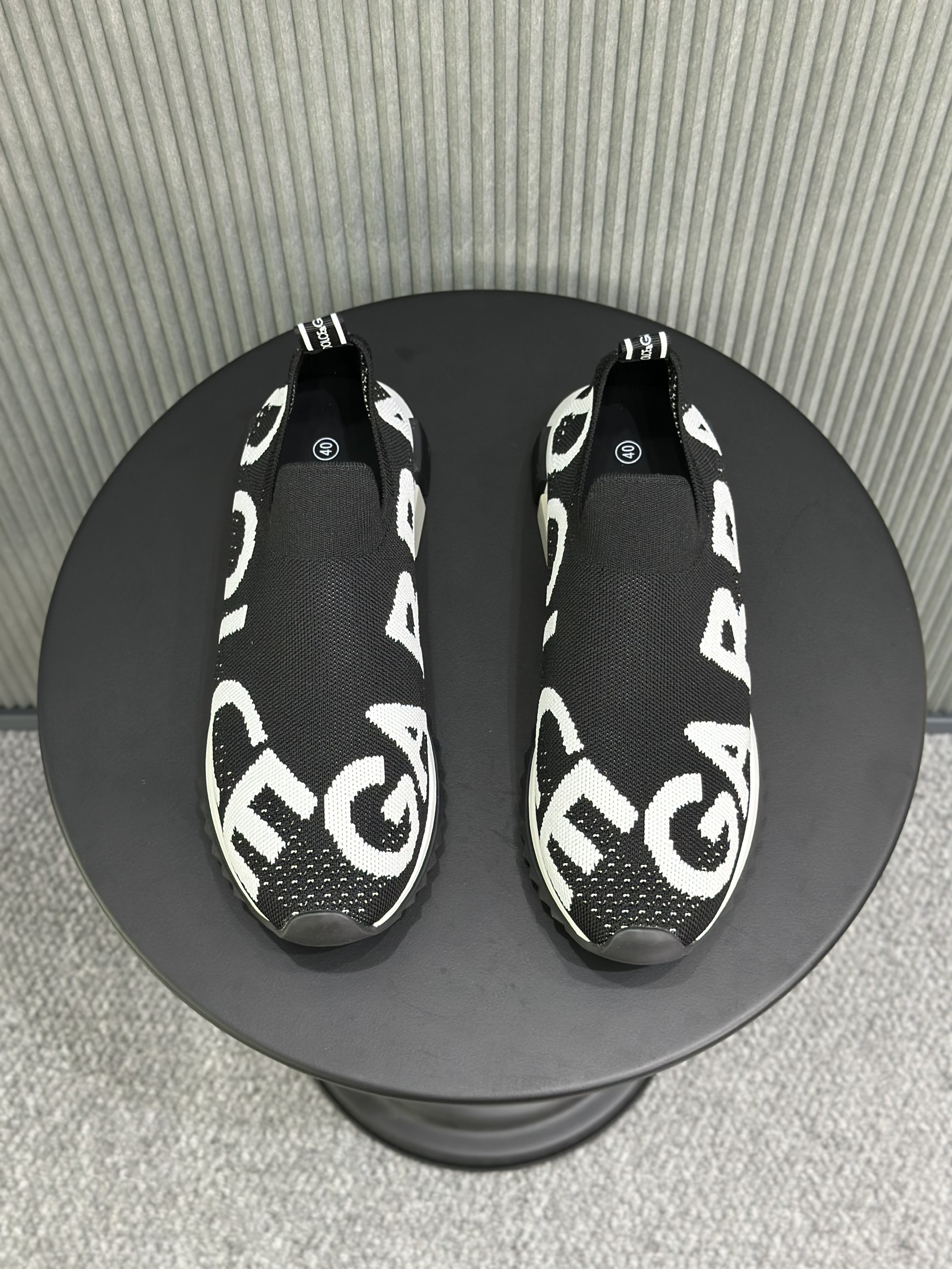 Giày slipon Dolce Gabbana DG Đen chữ Trắng cổ chun Like Auth 38-43 VTN