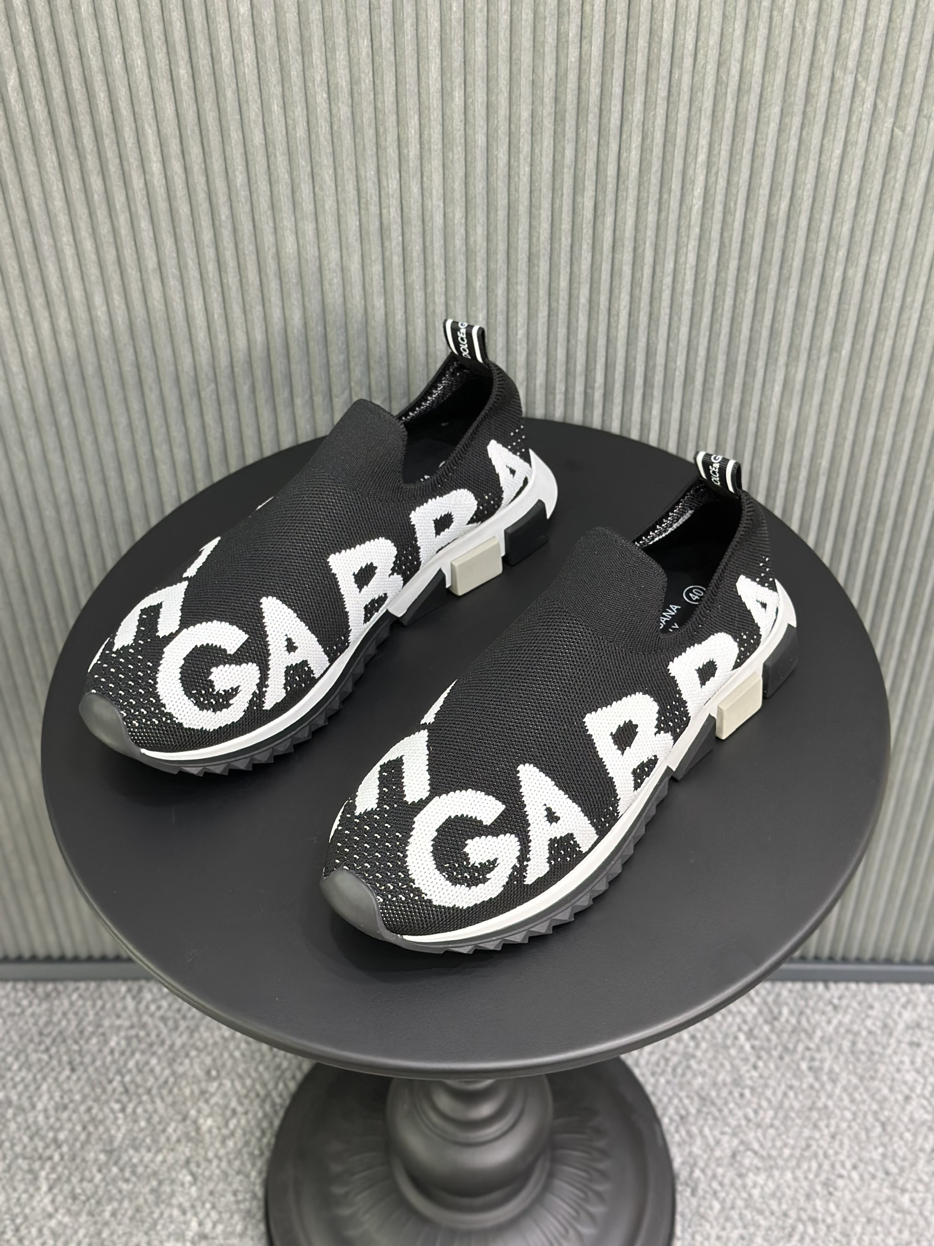 Giày slipon Dolce Gabbana DG Đen chữ Trắng cổ chun Like Auth 38-43 VTN