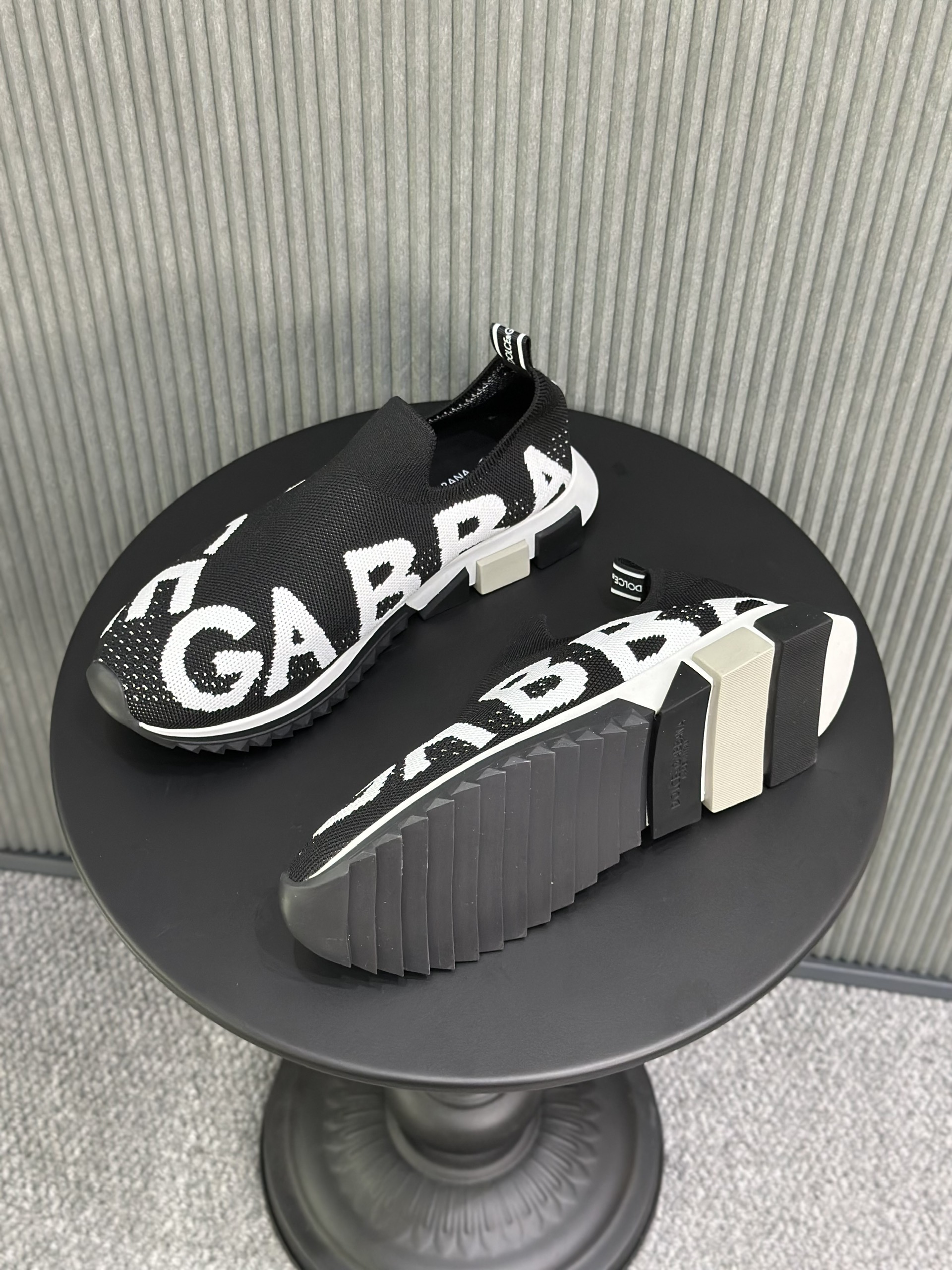 Giày slipon Dolce Gabbana DG Đen chữ Trắng cổ chun Like Auth 38-43 VTN