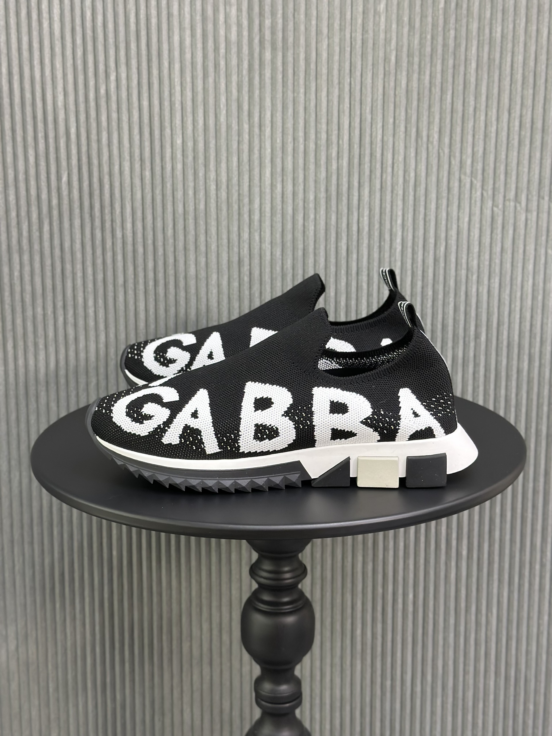 Giày slipon Dolce Gabbana DG Đen chữ Trắng cổ chun Like Auth 38-43 VTN