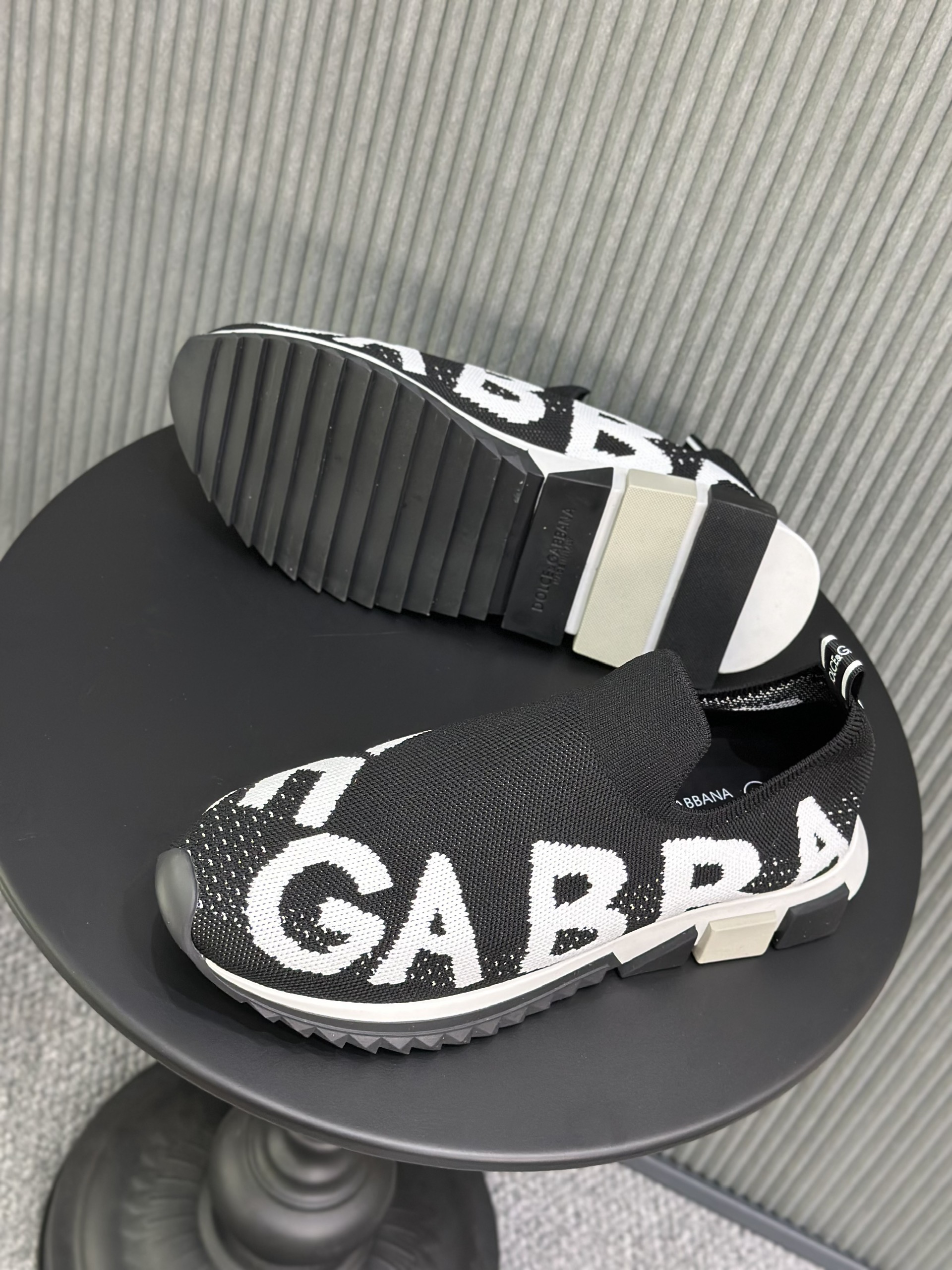 Giày slipon Dolce Gabbana DG Đen chữ Trắng cổ chun Like Auth 38-43 VTN