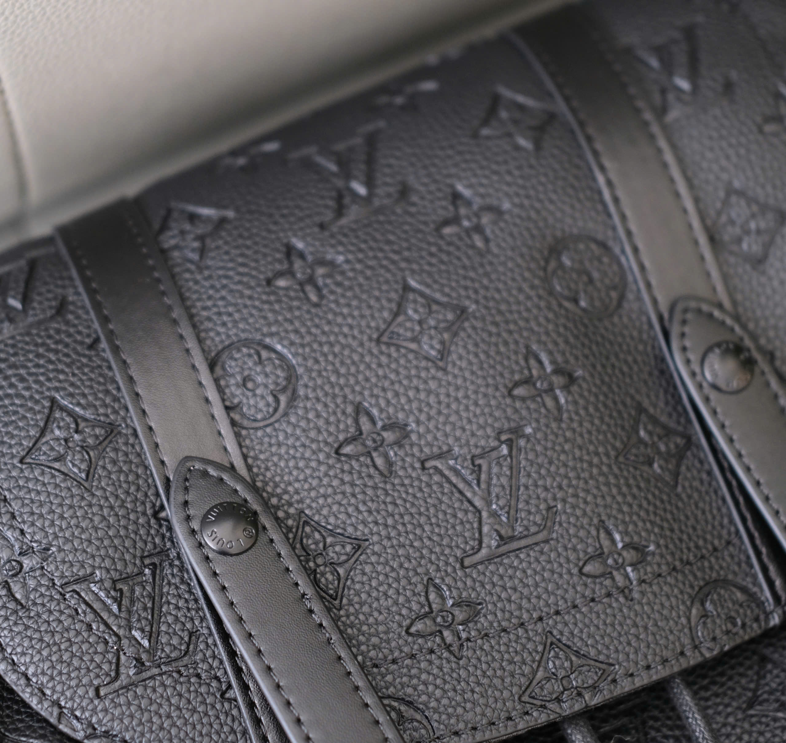 Balo Louis Vuitton LV Đen monogram full vân chìm tag da kẻ dọc Like Auth 39x31x11 DDT