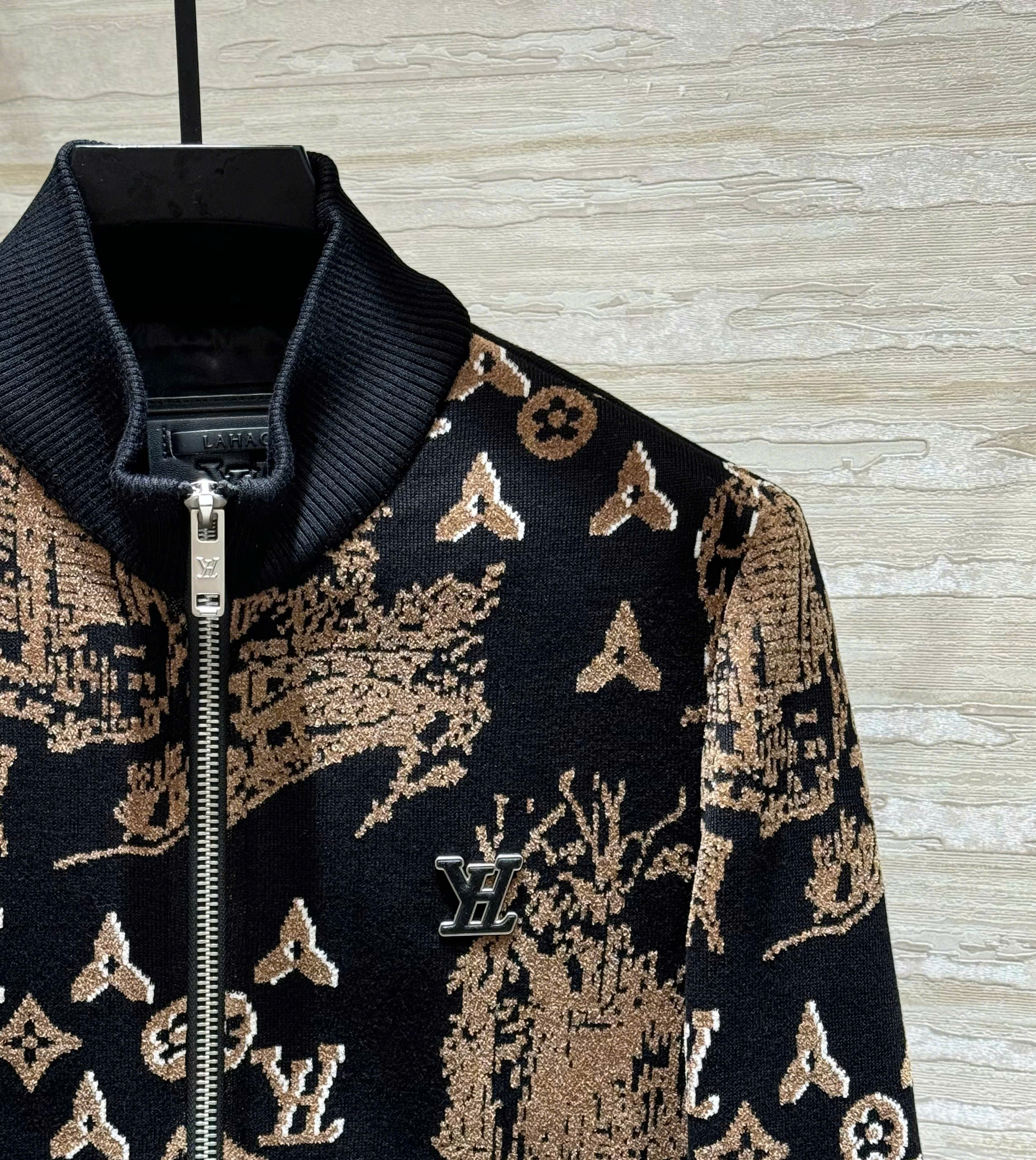 Áo khoác bomber len Louis Vuitton Đen họa tiết Nâu Like Auth 48-54 DDT MK