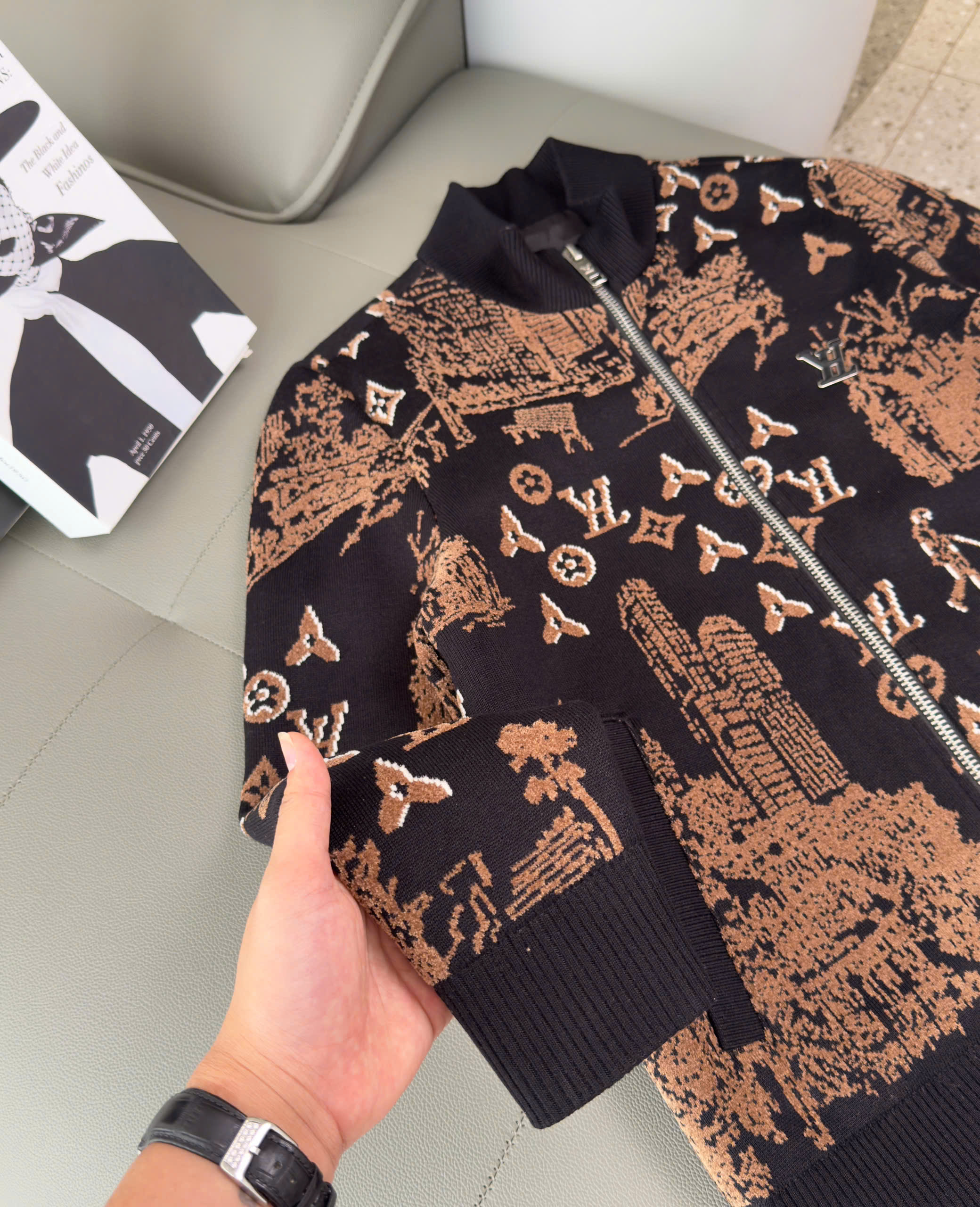 Áo khoác bomber len Louis Vuitton Đen họa tiết Nâu Like Auth 48-54 DDT MK