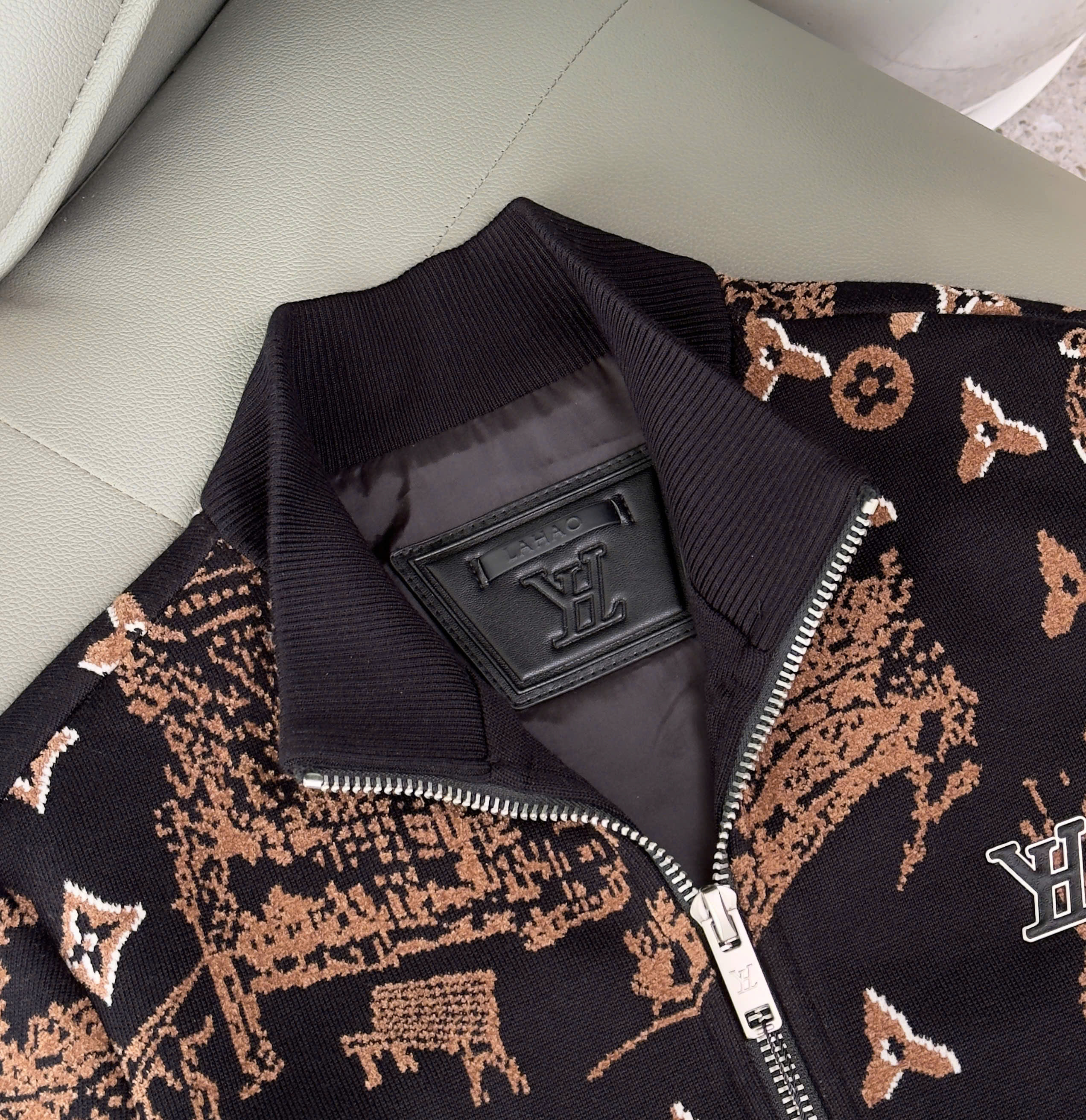 Áo khoác bomber len Louis Vuitton Đen họa tiết Nâu Like Auth 48-54 DDT MK