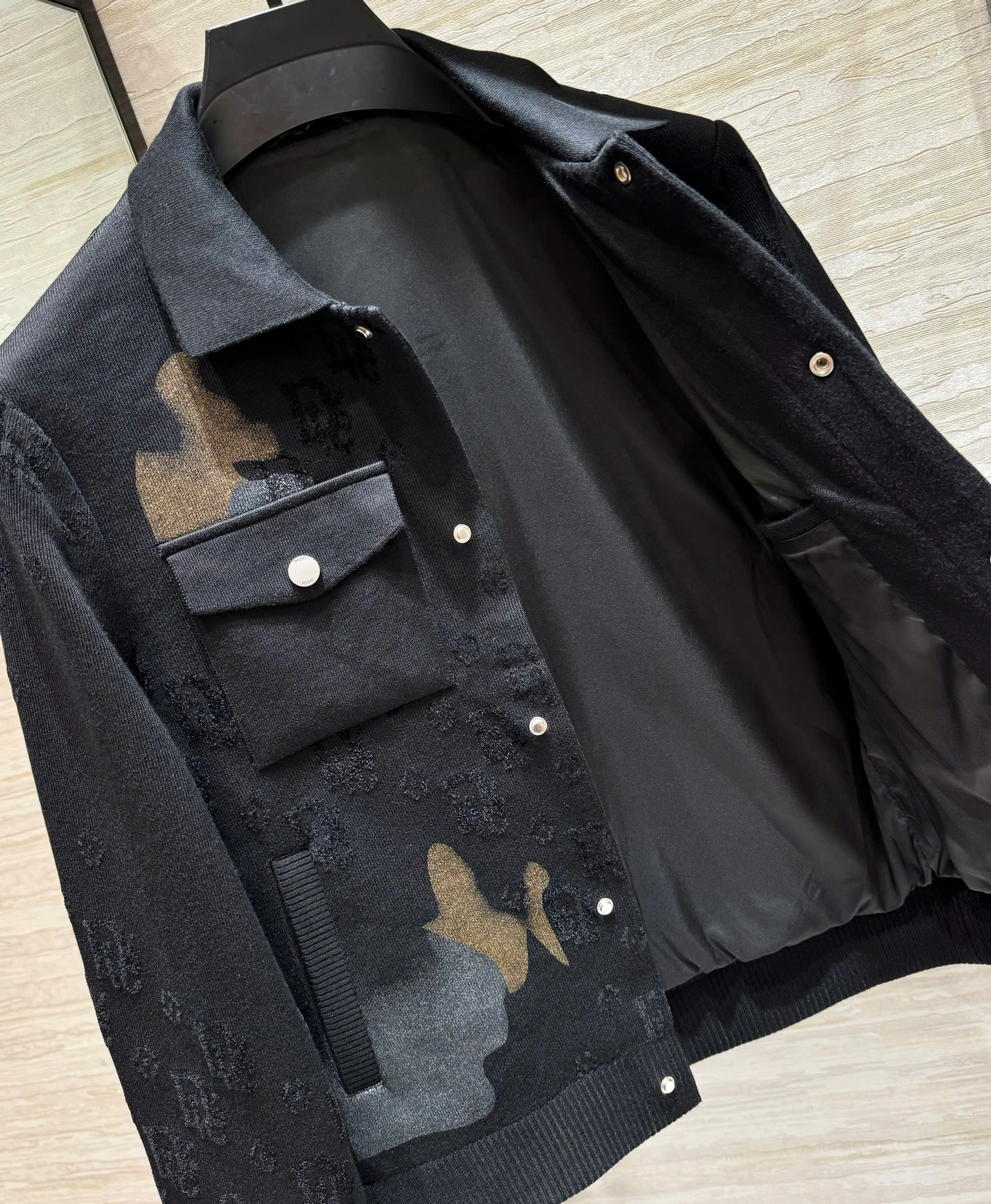 Áo khoác len Dior CD cổ bẻ túi ngực Đen loang Like Auth 48-54 DDT