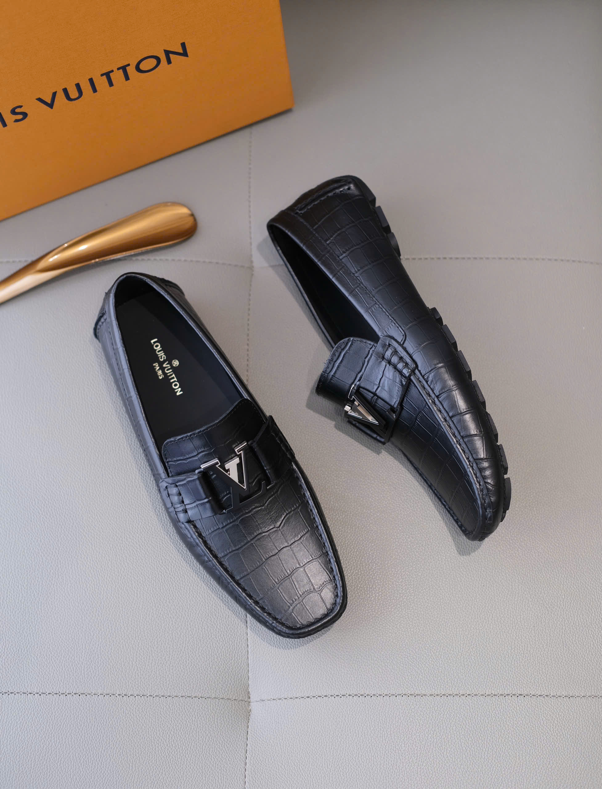 Giày moca Louis Vuitton LV Đen logo tag kim loại họa tiết vân da cá sấu Like Auth 38-43 DDT