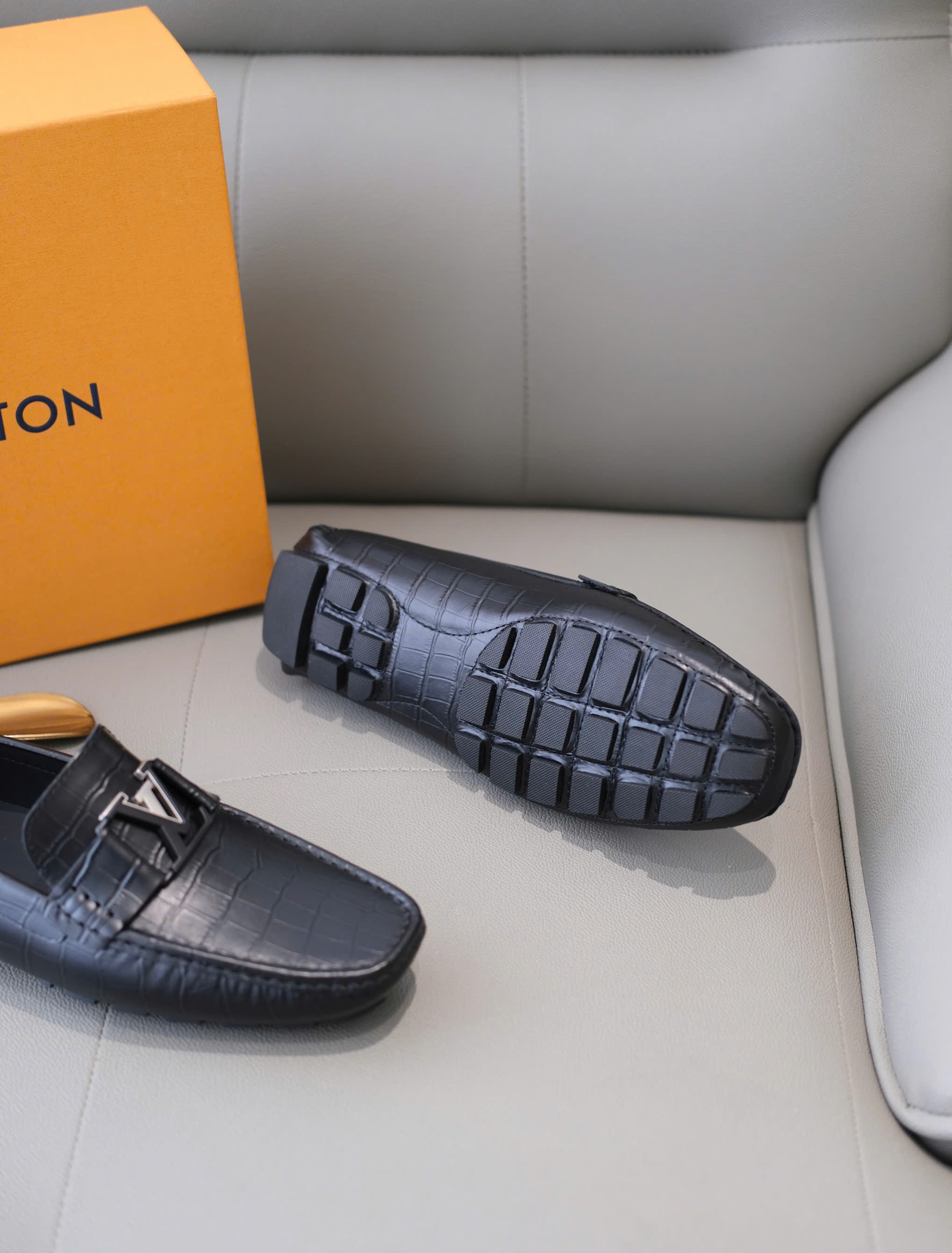 Giày moca Louis Vuitton LV Đen logo tag kim loại họa tiết vân da cá sấu Like Auth 38-43 DDT