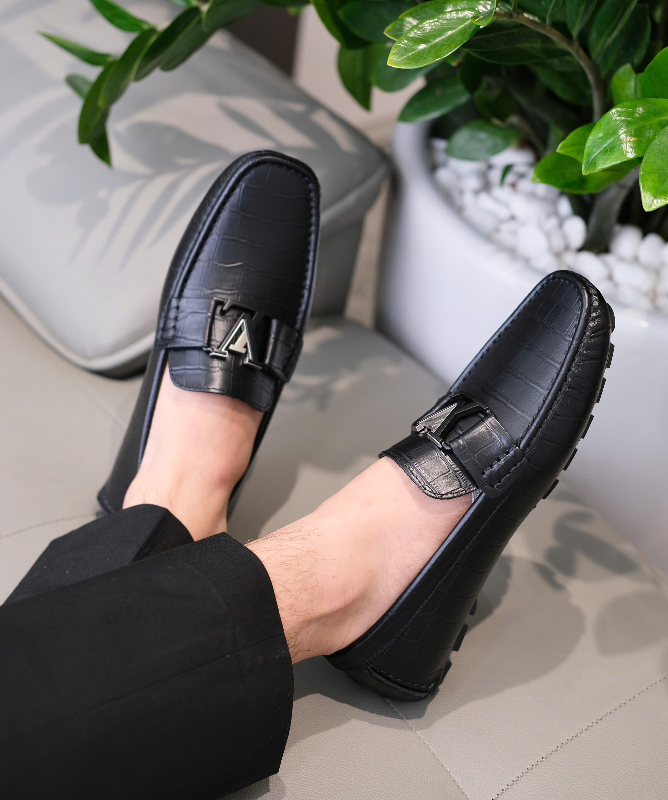 Giày moca Louis Vuitton LV Đen logo tag kim loại họa tiết vân da cá sấu Like Auth 38-43 DDT