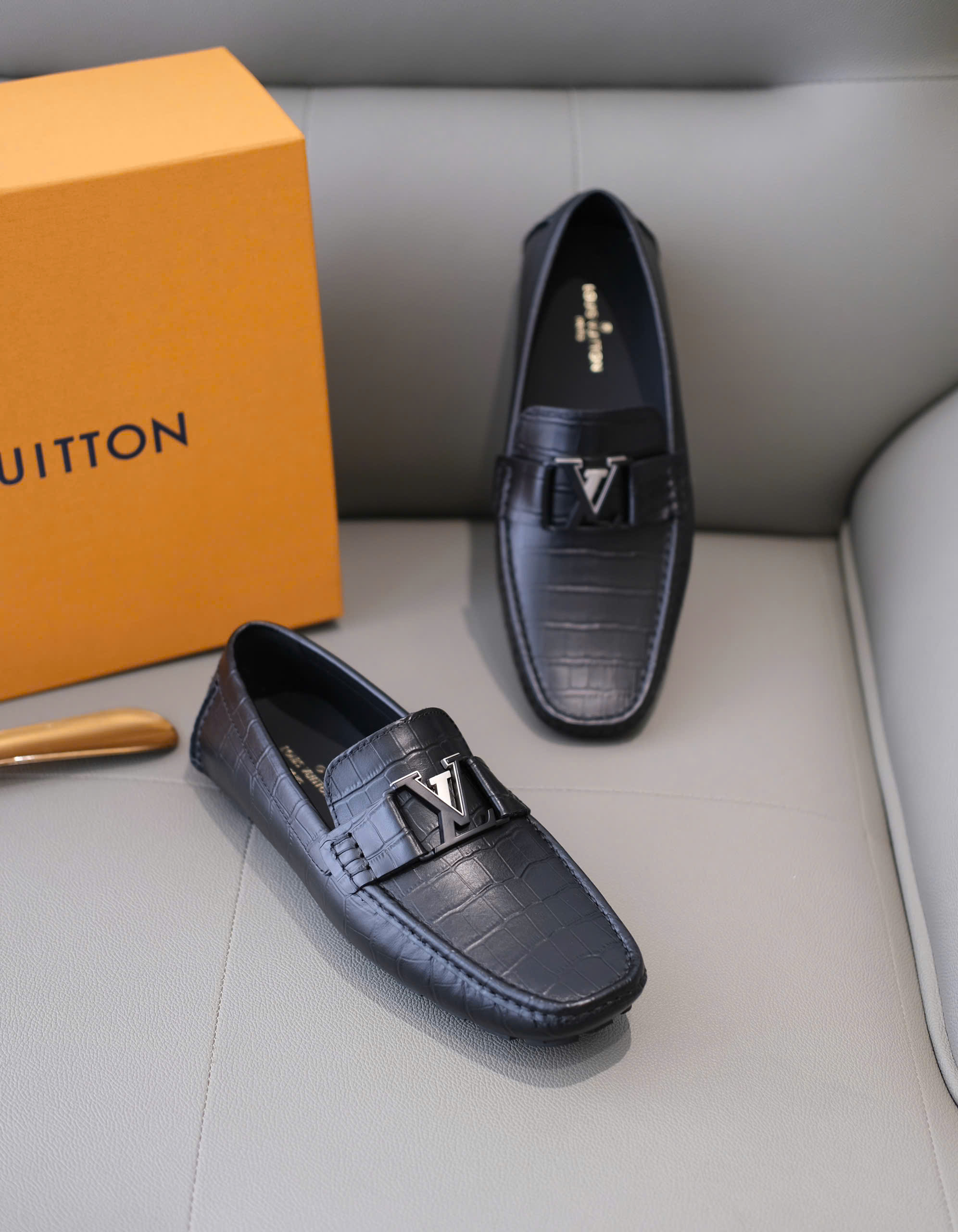 Giày moca Louis Vuitton LV Đen logo tag kim loại họa tiết vân da cá sấu Like Auth 38-43 DDT