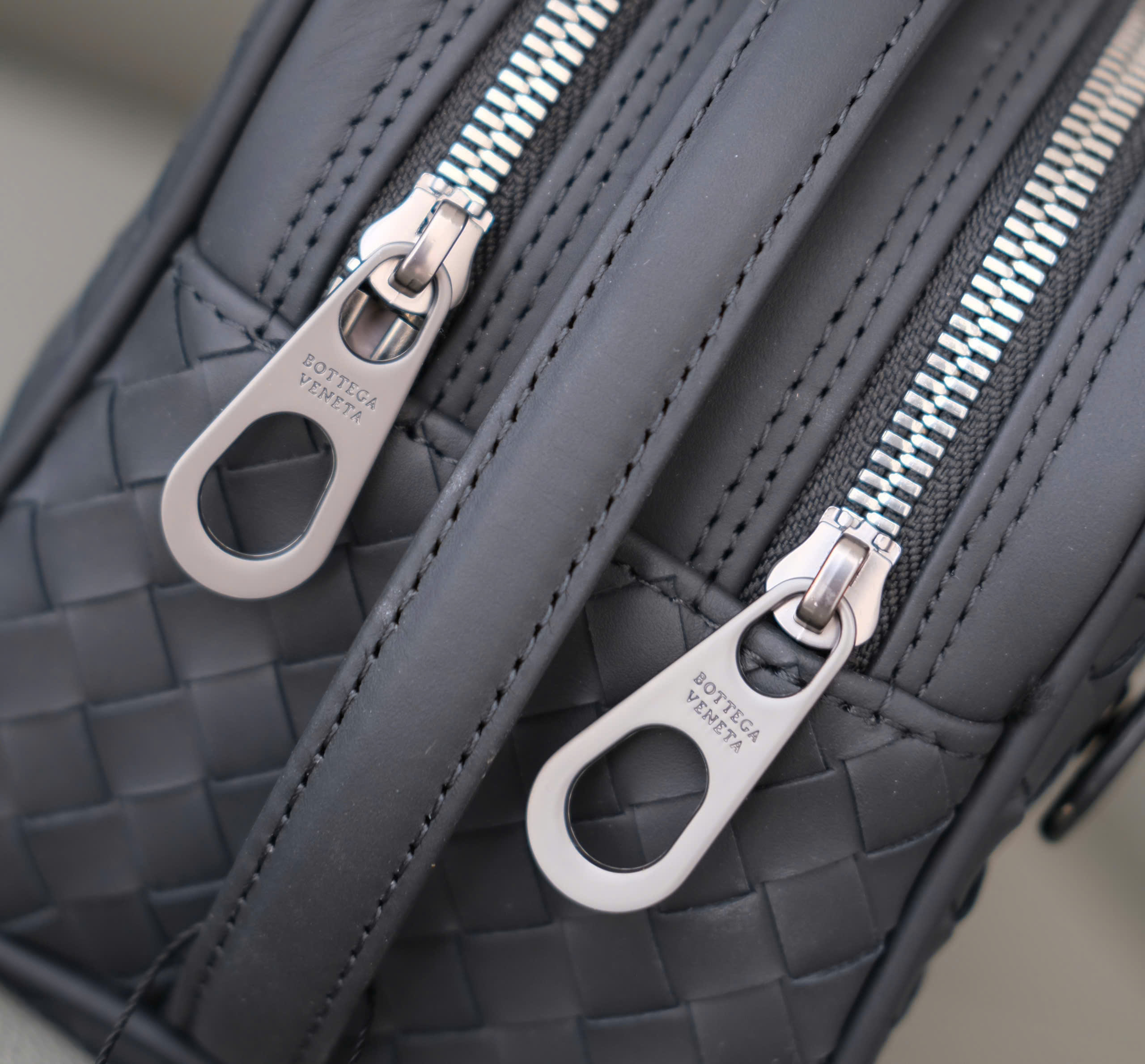 Túi ví Clutch Bottega Đen họa tiết đan lưới Like Auth DDT