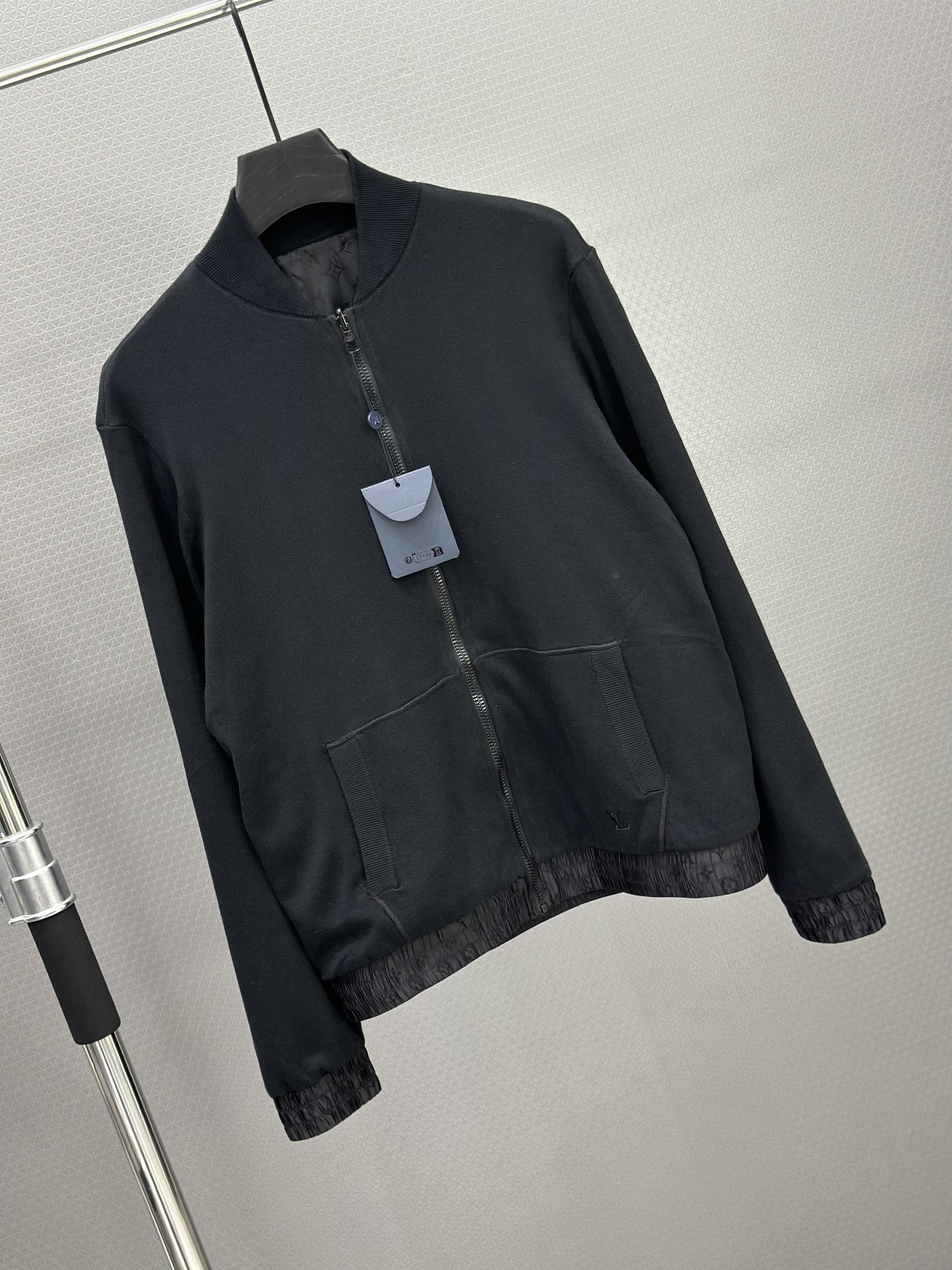 Áo khoác bomber gió Louis Vuitton LV 2 mặt túi bụng monogram full Like Auth S-L VTN
