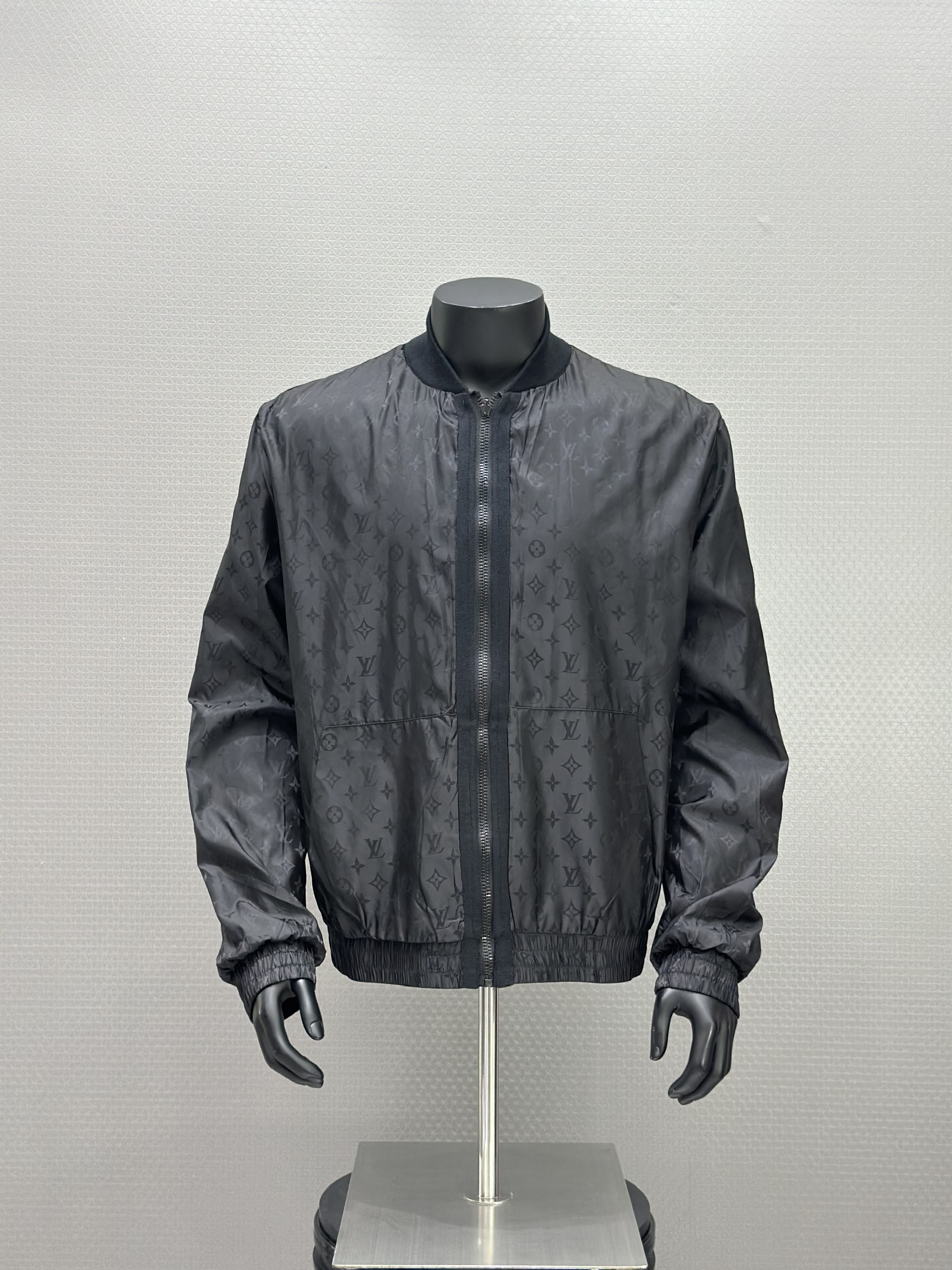 Áo khoác bomber gió Louis Vuitton LV 2 mặt túi bụng monogram full Like Auth S-L VTN