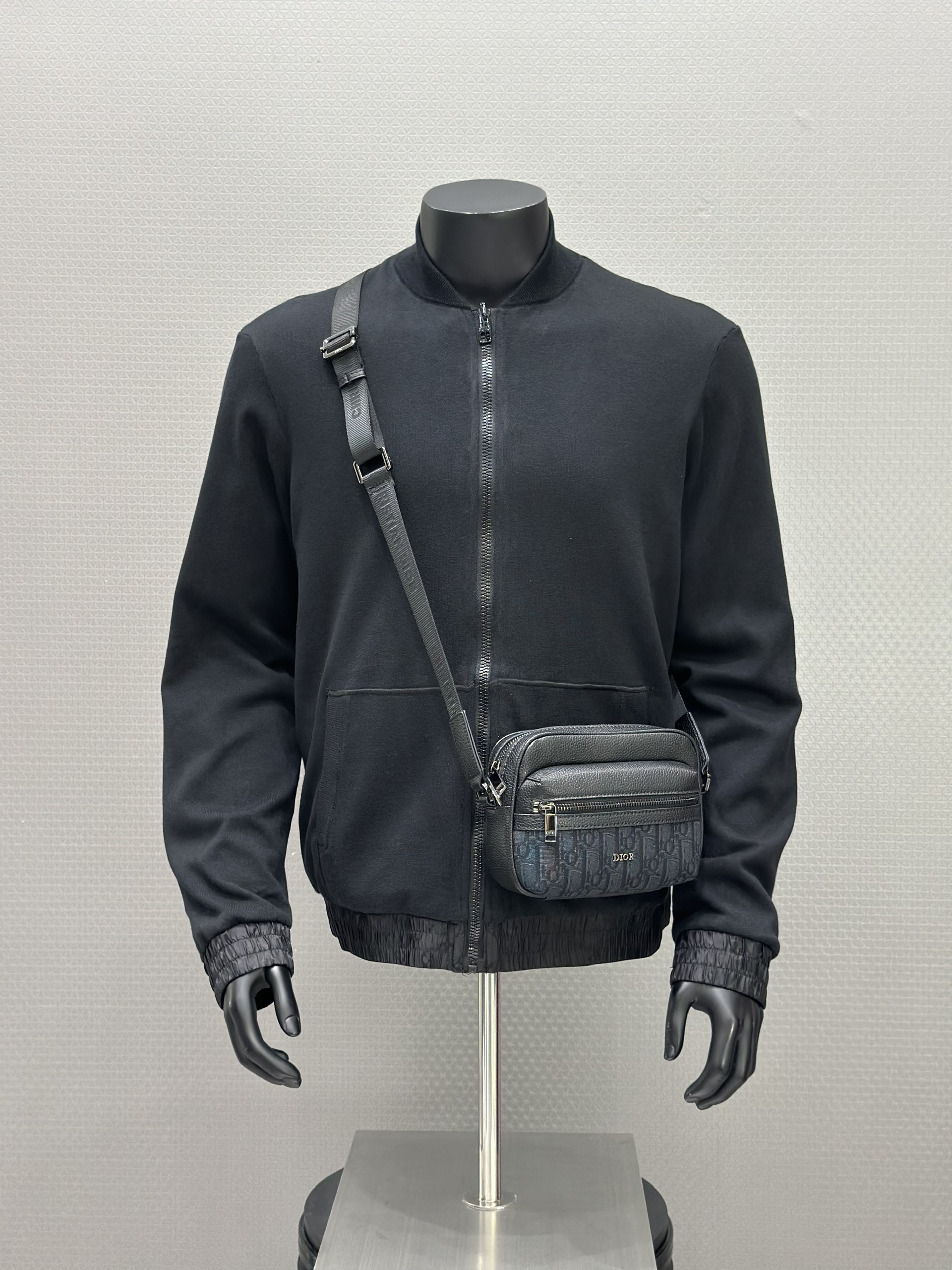 Áo khoác bomber gió Louis Vuitton LV 2 mặt túi bụng monogram full Like Auth S-L VTN