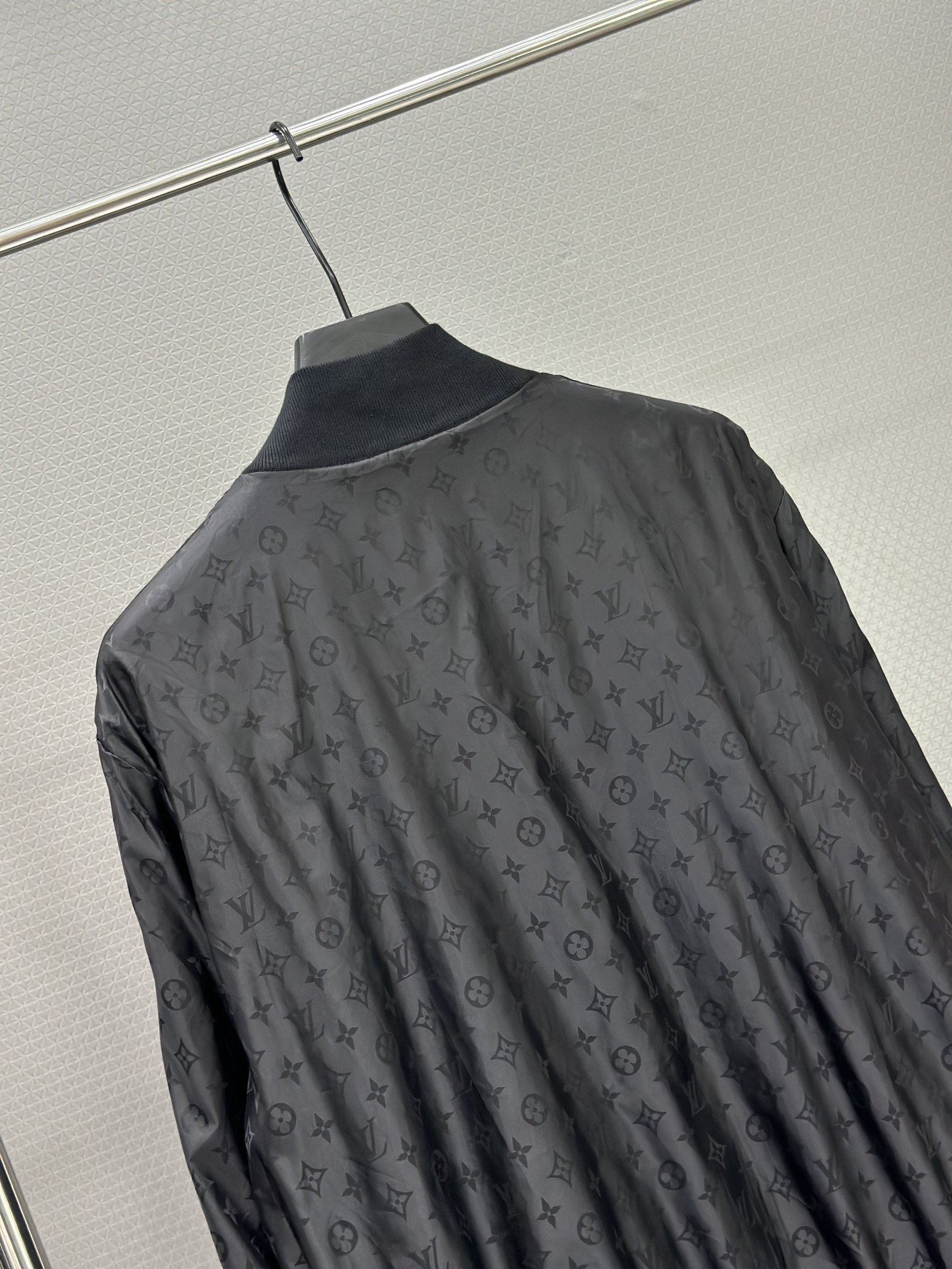 Áo khoác bomber gió Louis Vuitton LV 2 mặt túi bụng monogram full Like Auth S-L VTN