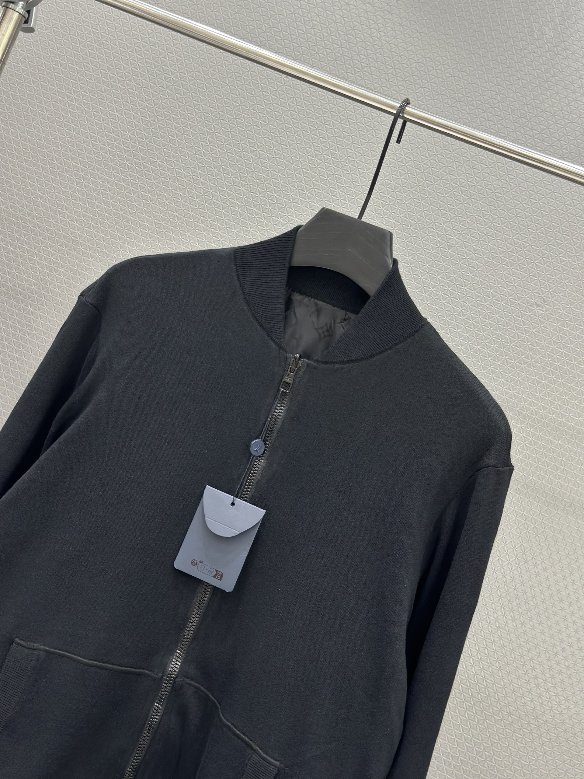 Áo khoác bomber gió Louis Vuitton LV 2 mặt túi bụng monogram full Like Auth S-L VTN