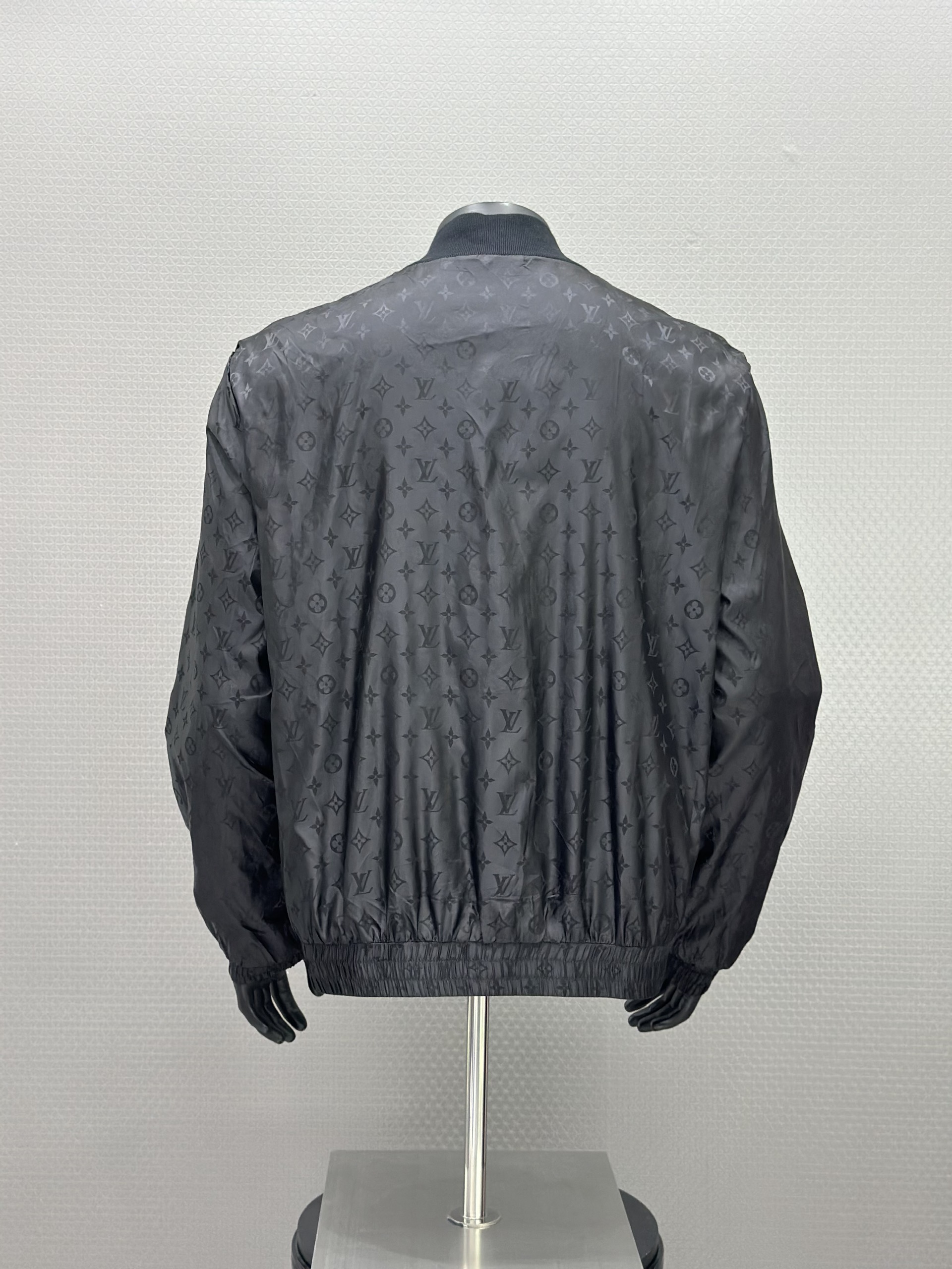 Áo khoác bomber gió Louis Vuitton LV 2 mặt túi bụng monogram full Like Auth S-L VTN