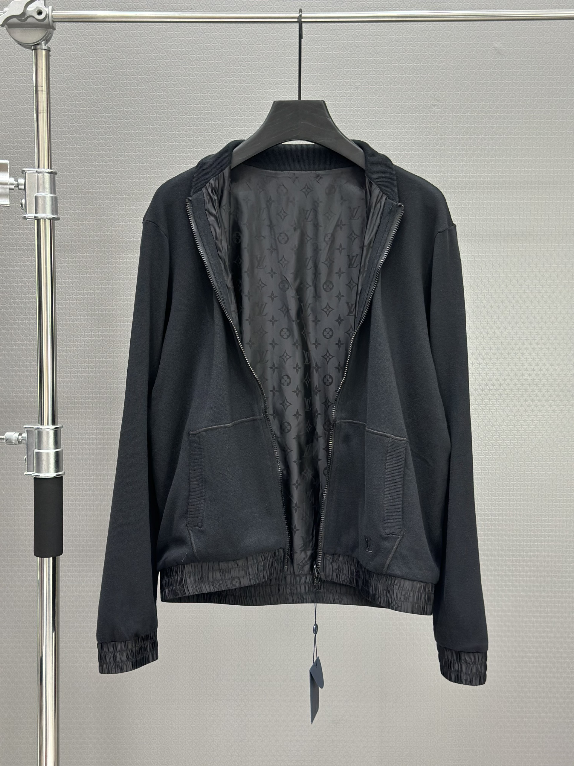 Áo khoác bomber gió Louis Vuitton LV 2 mặt túi bụng monogram full Like Auth S-L VTN