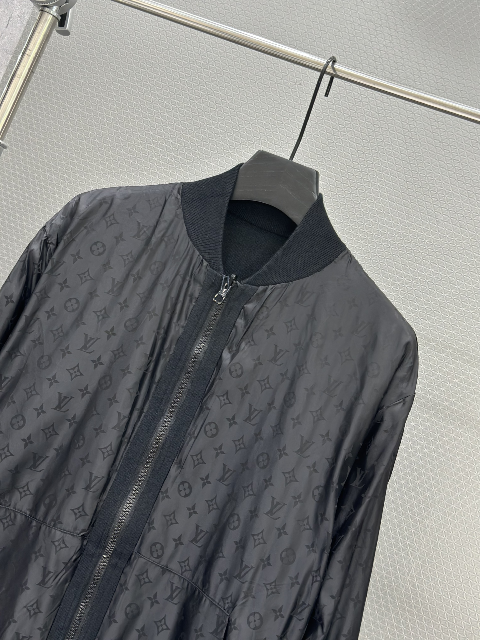 Áo khoác bomber gió Louis Vuitton LV 2 mặt túi bụng monogram full Like Auth S-L VTN