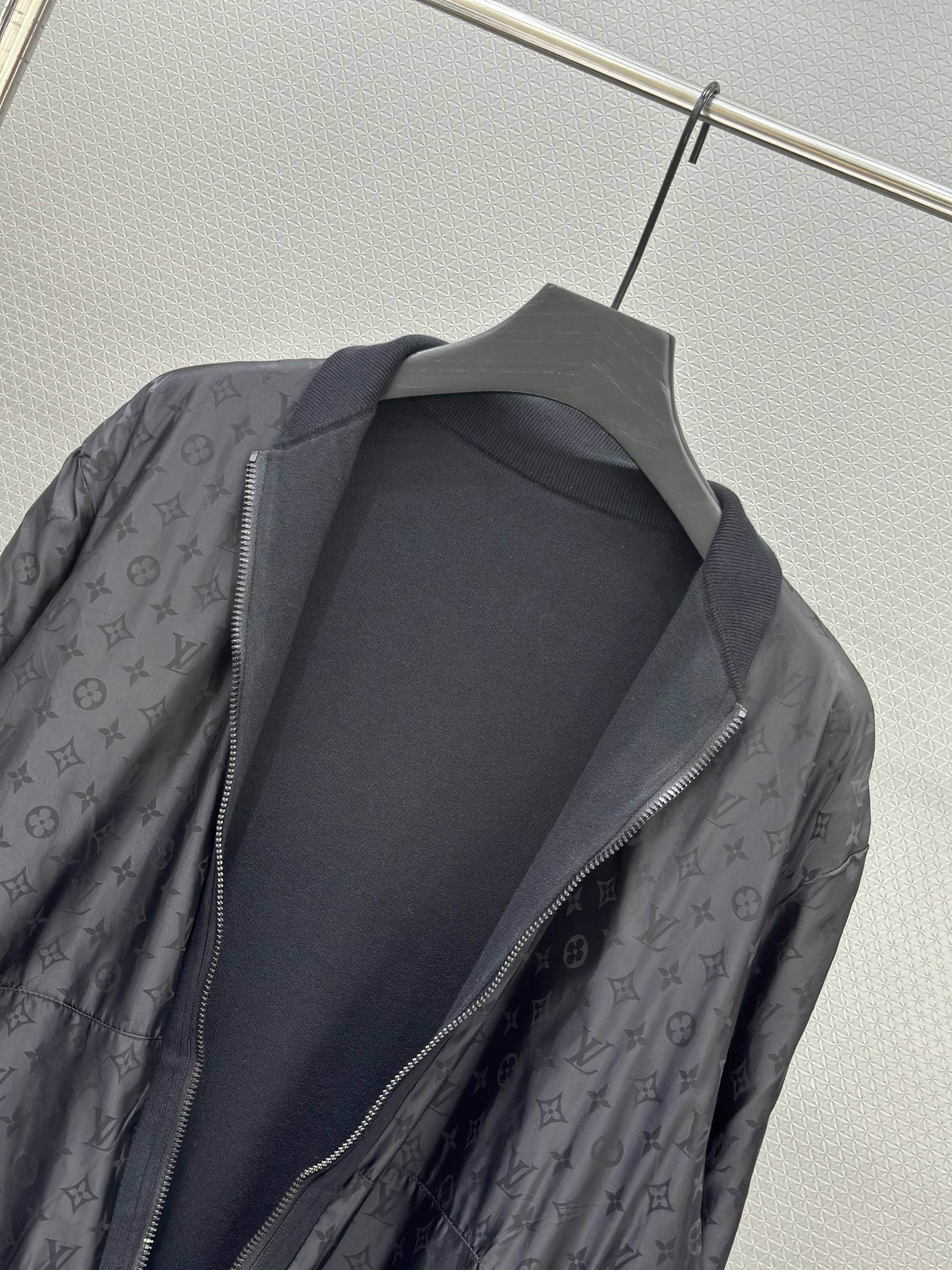 Áo khoác bomber gió Louis Vuitton LV 2 mặt túi bụng monogram full Like Auth S-L VTN