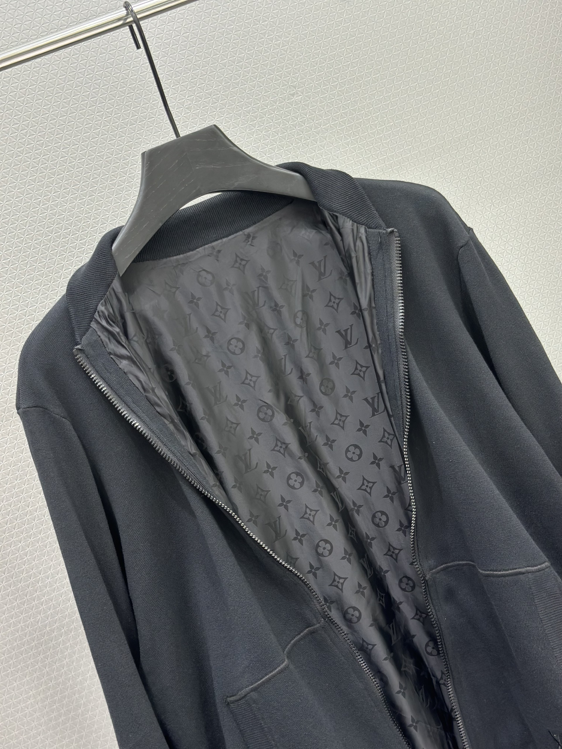 Áo khoác bomber gió Louis Vuitton LV 2 mặt túi bụng monogram full Like Auth S-L VTN