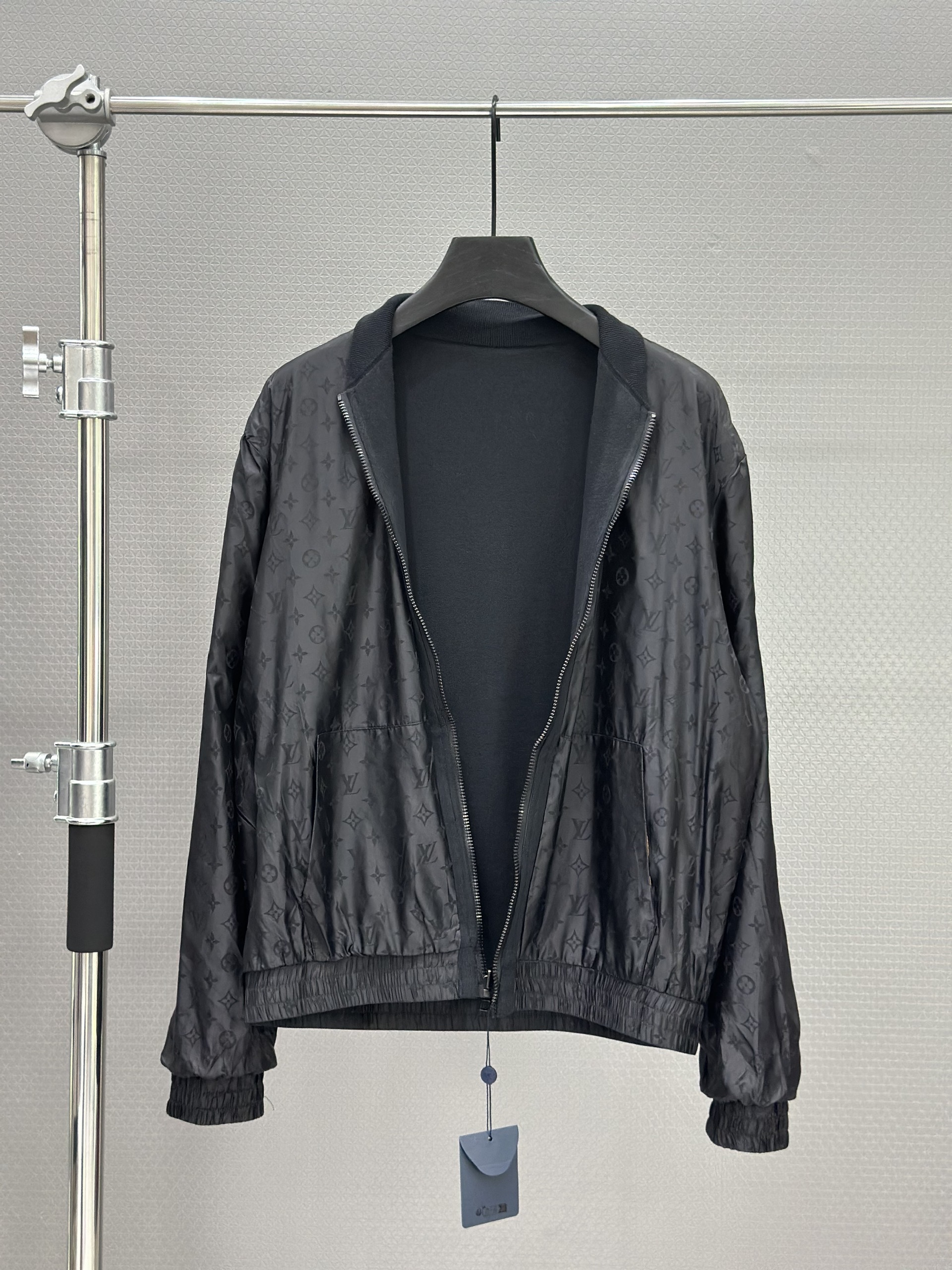 Áo khoác bomber gió Louis Vuitton LV 2 mặt túi bụng monogram full Like Auth S-L VTN