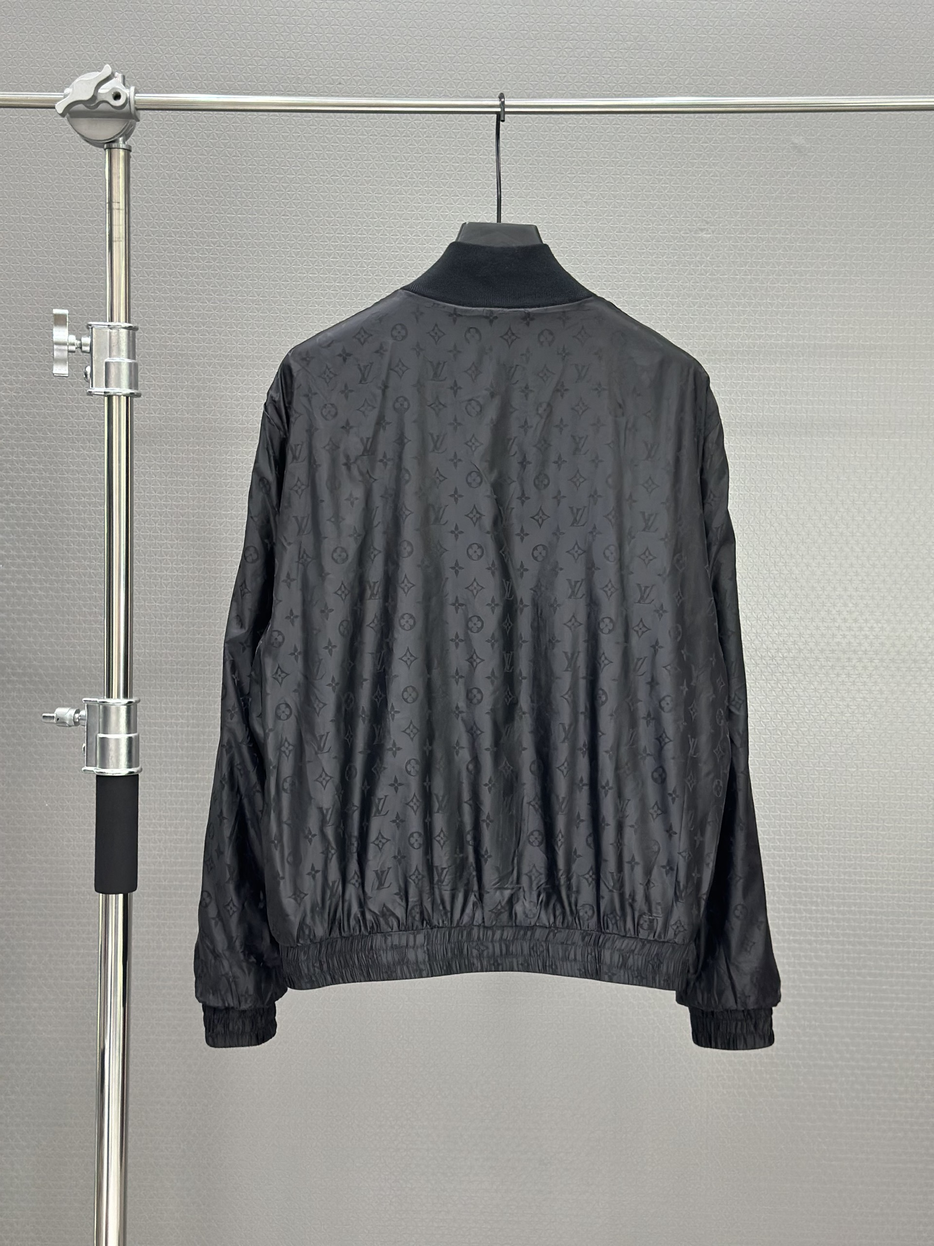 Áo khoác bomber gió Louis Vuitton LV 2 mặt túi bụng monogram full Like Auth S-L VTN